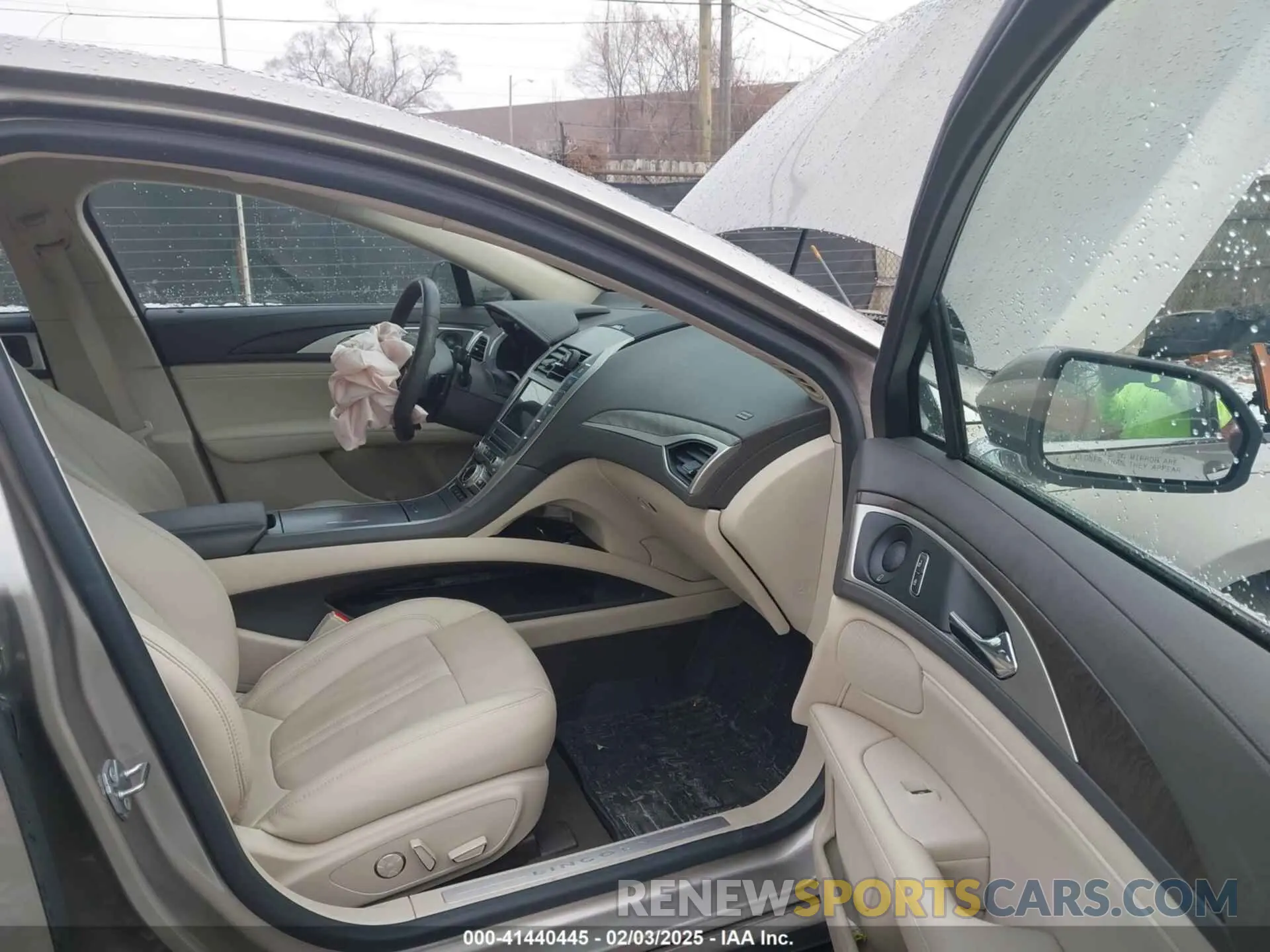 5 Photograph of a damaged car 3LN6L5F91KR613327 LINCOLN MKZ 2019