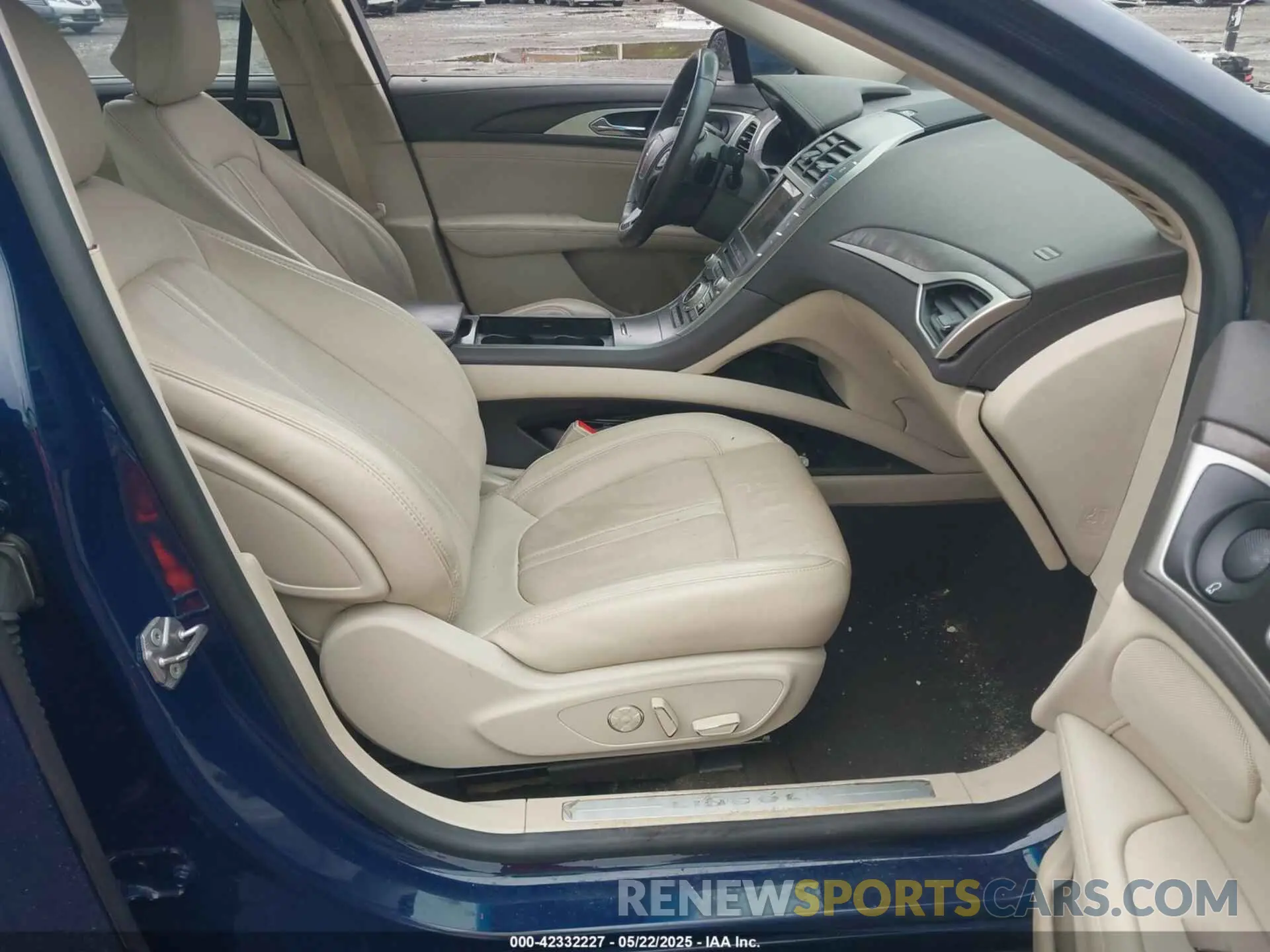 5 Photograph of a damaged car 3LN6L5F98KR621828 LINCOLN MKZ 2019