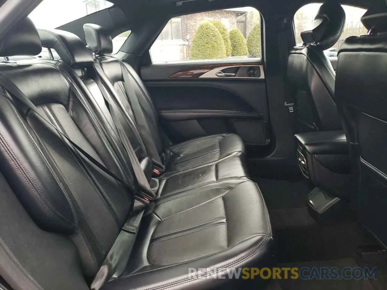 10 Photograph of a damaged car 3LN6L5F9XKR601368 LINCOLN MKZ 2019