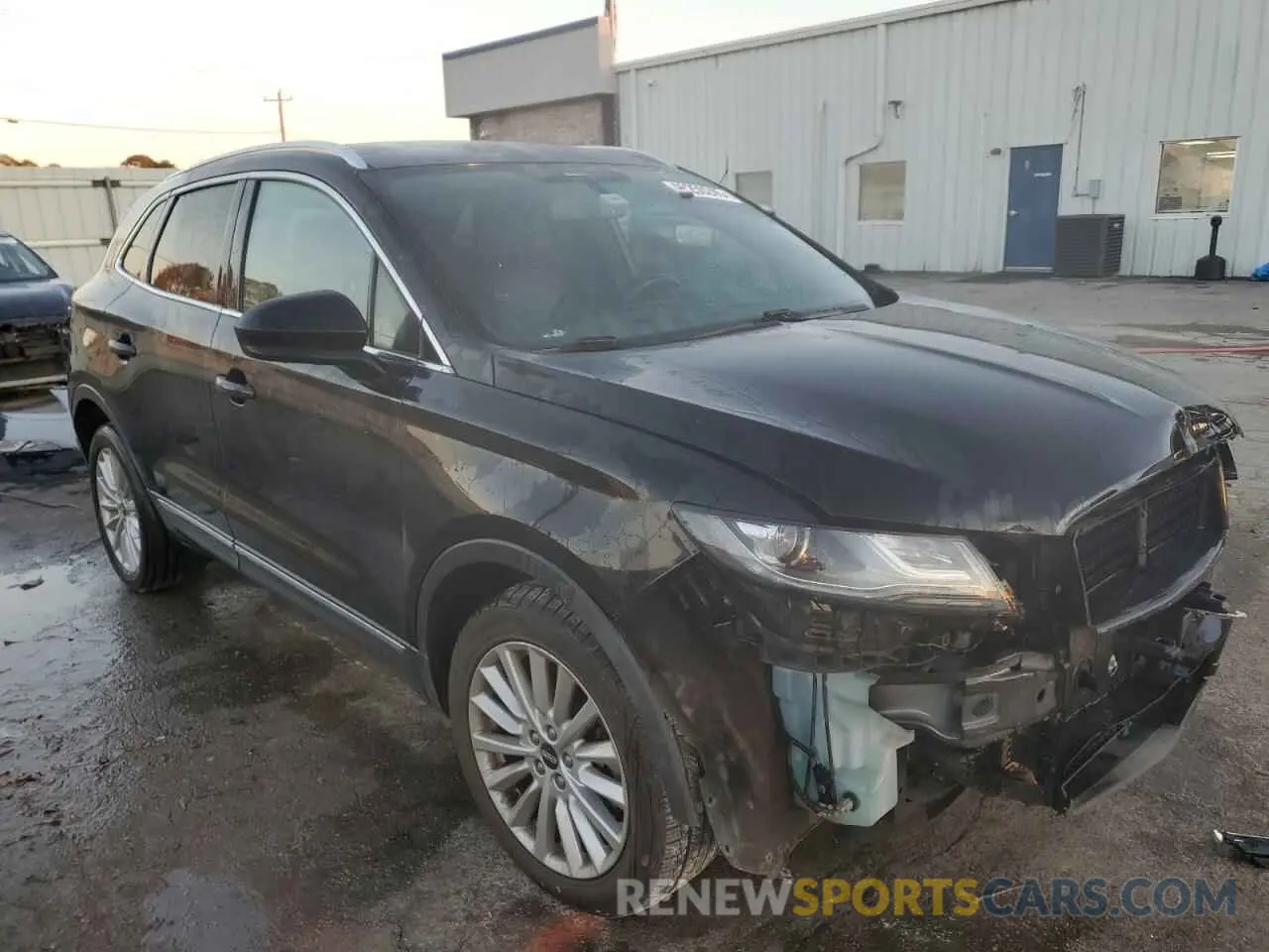 4 Photograph of a damaged car 5LMCJ1C91KUL08079 LINCOLN MKZ 2019