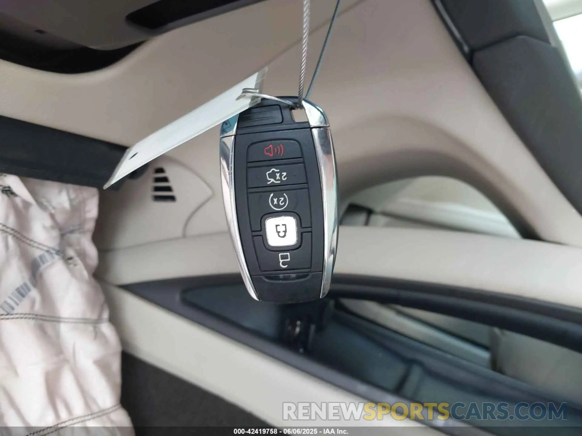 11 Photograph of a damaged car 3LN6L5A90LR622917 LINCOLN MKZ 2020
