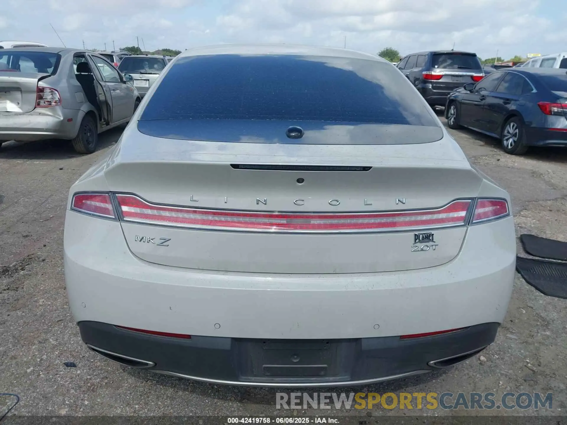 16 Photograph of a damaged car 3LN6L5A90LR622917 LINCOLN MKZ 2020