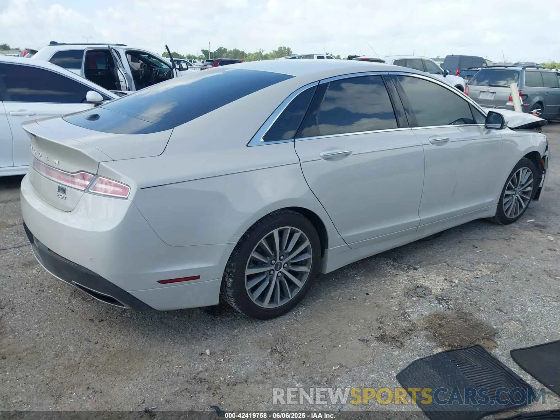 4 Photograph of a damaged car 3LN6L5A90LR622917 LINCOLN MKZ 2020