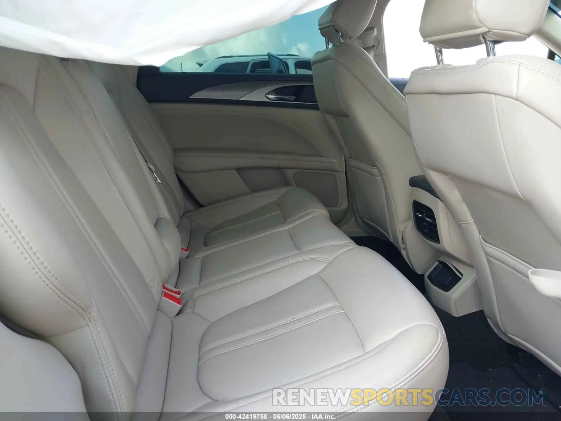 8 Photograph of a damaged car 3LN6L5A90LR622917 LINCOLN MKZ 2020