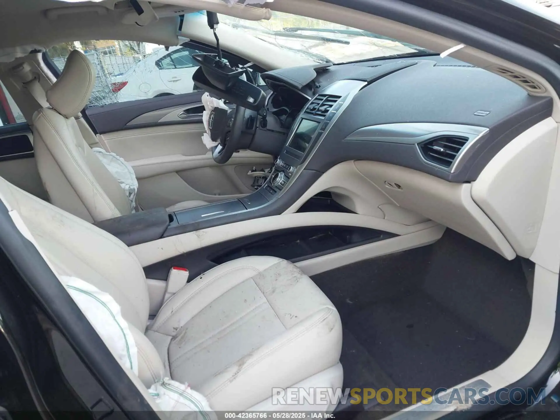 5 Photograph of a damaged car 3LN6L5A98LR605699 LINCOLN MKZ 2020