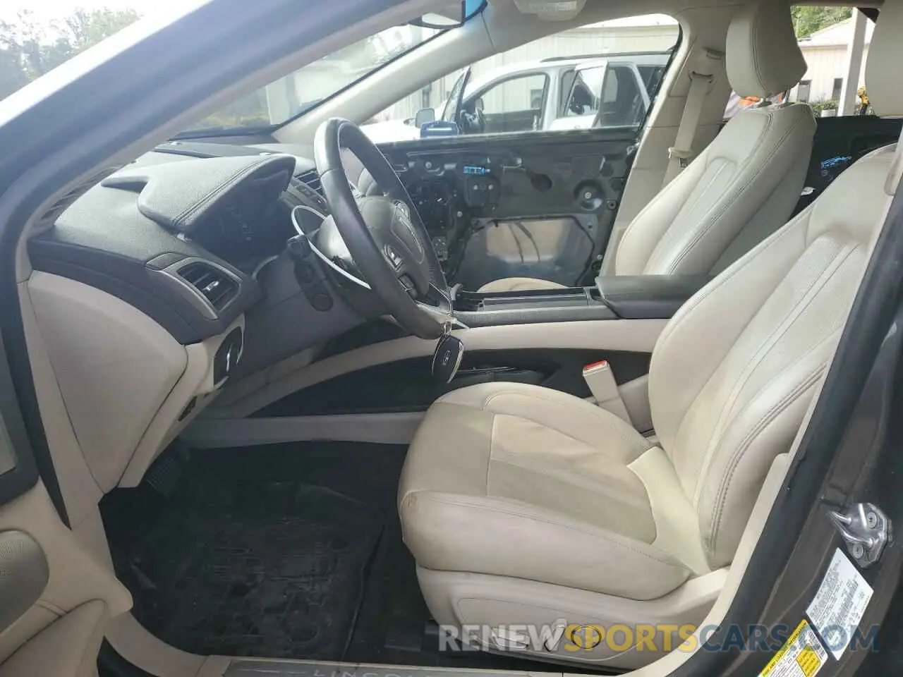 7 Photograph of a damaged car 3LN6L5E96LR614668 LINCOLN MKZ 2020