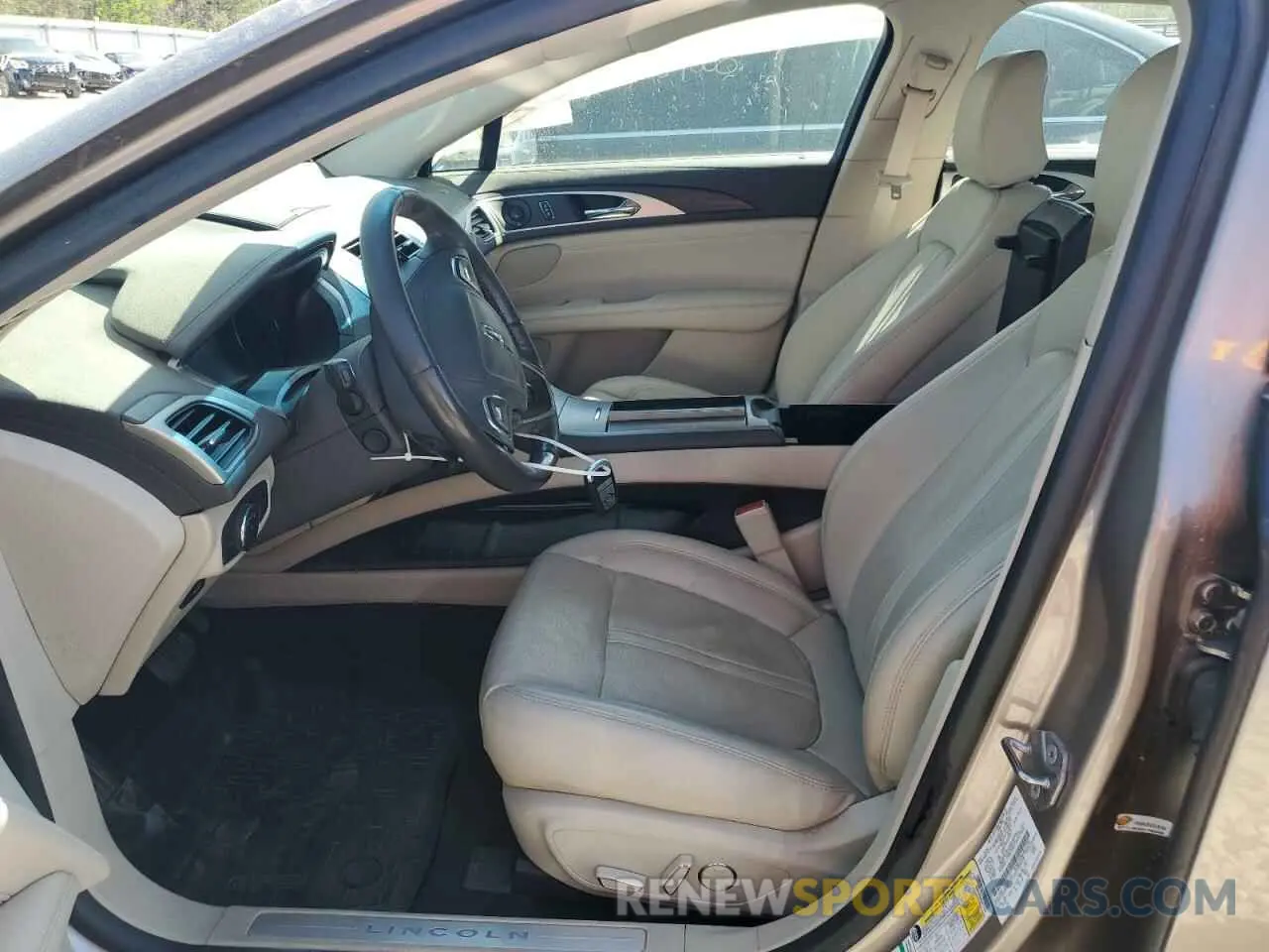 7 Photograph of a damaged car 3LN6L5F96LR614295 LINCOLN MKZ 2020