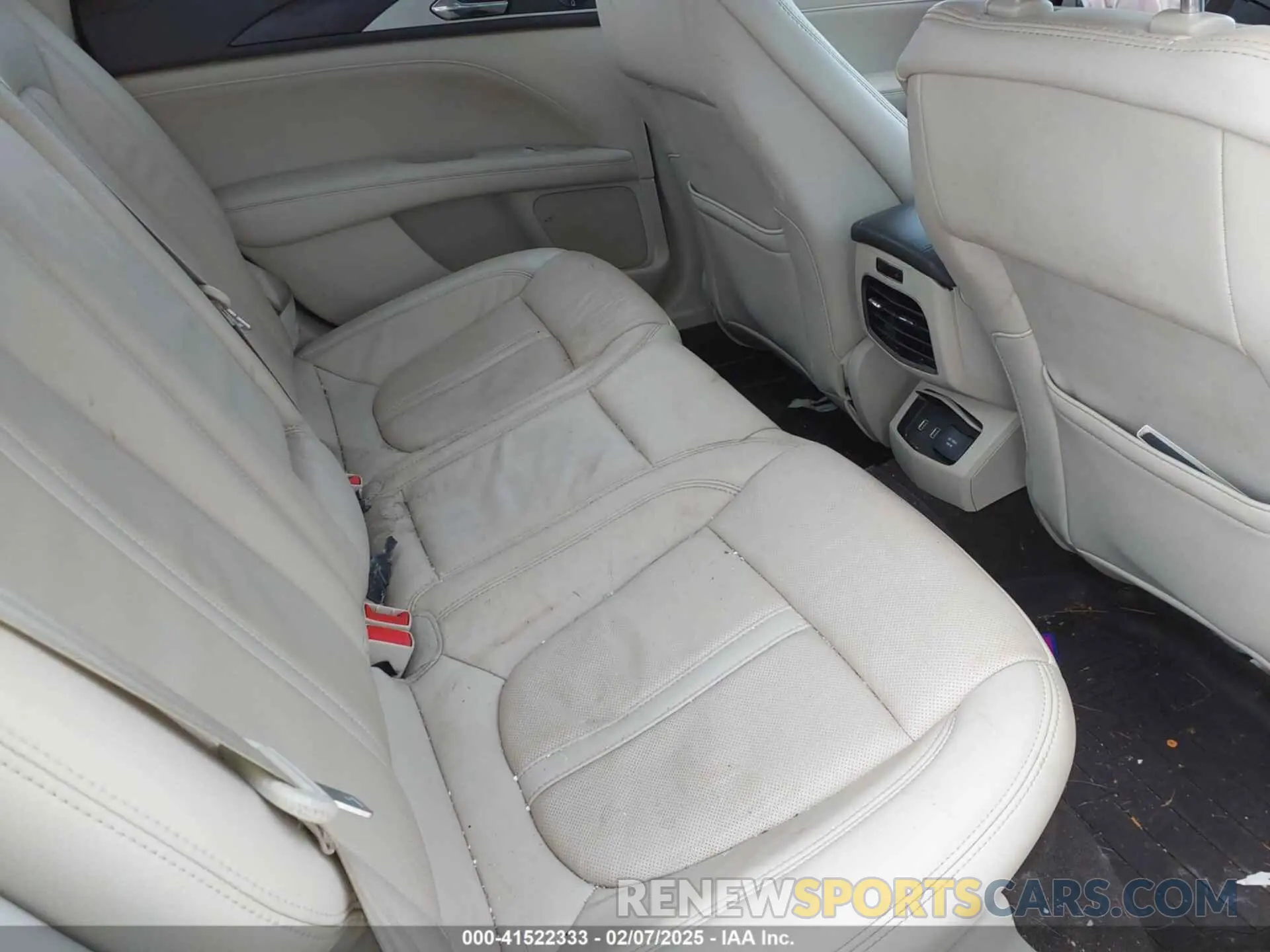 8 Photograph of a damaged car 3LN6L5MU1KR631351 LINCOLN MKZ HYBRID 2019