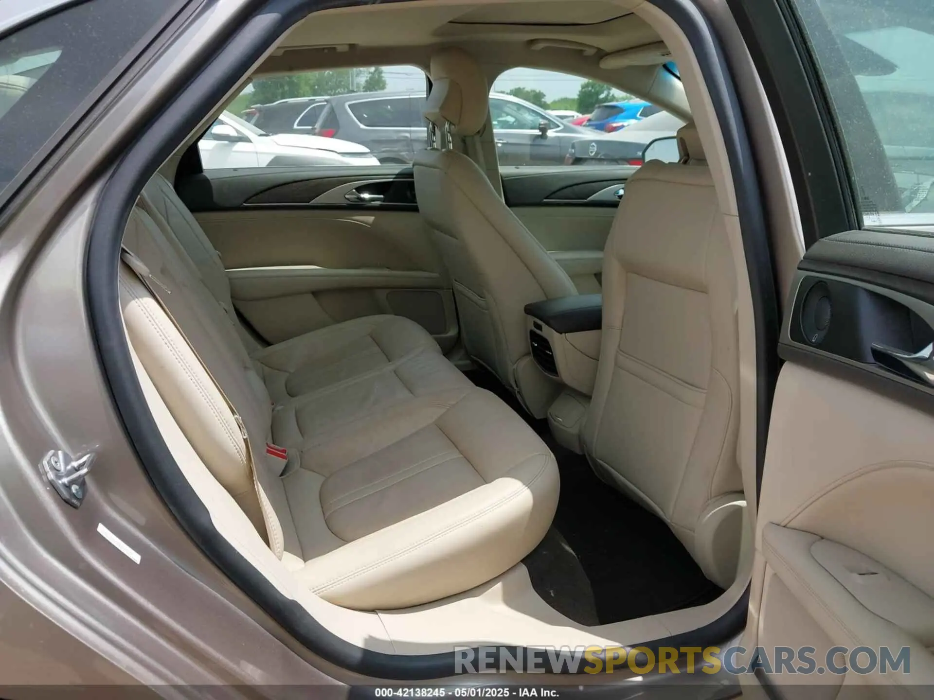 8 Photograph of a damaged car 3LN6L5MU3KR607827 LINCOLN MKZ HYBRID 2019