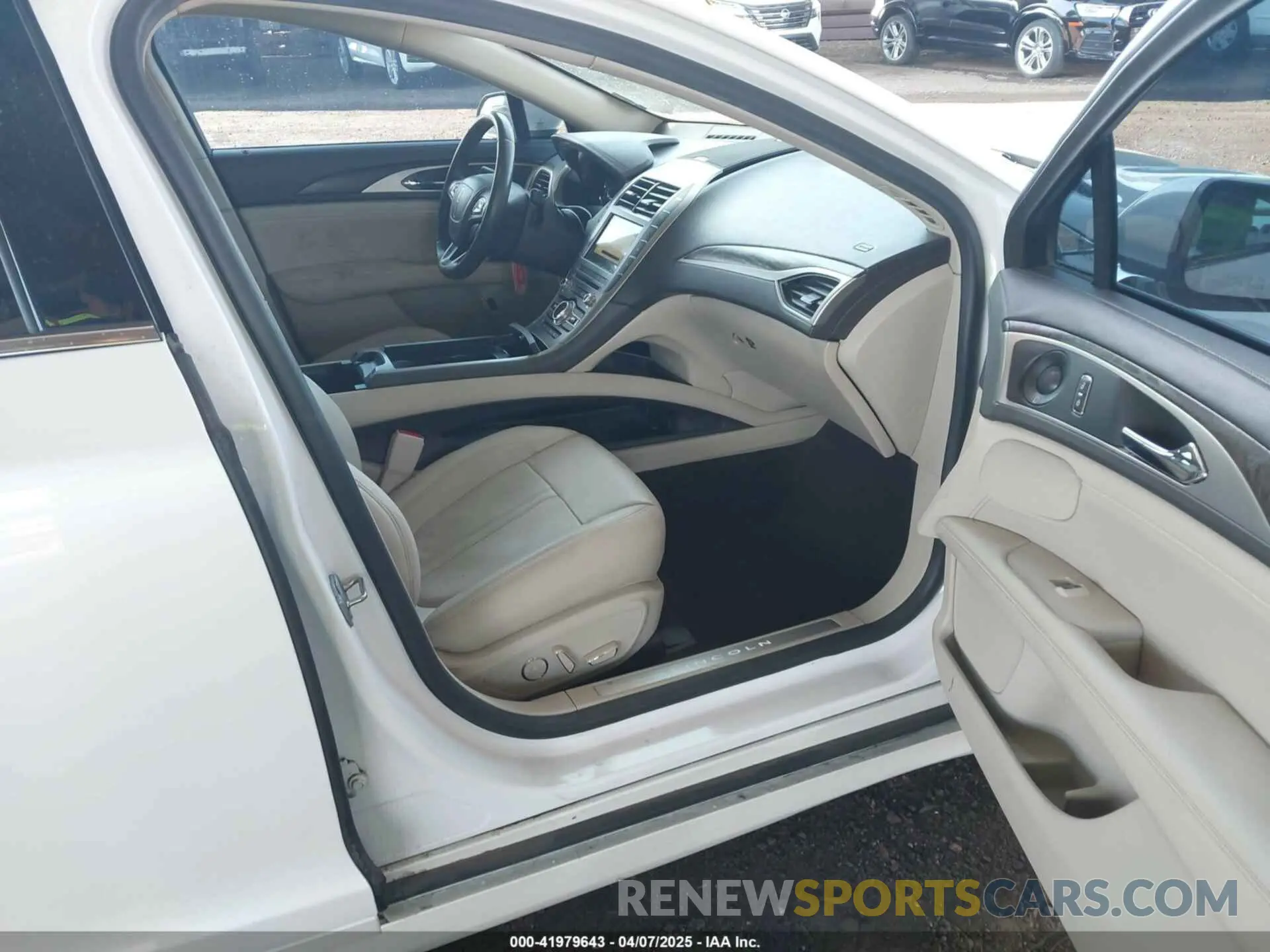 5 Photograph of a damaged car 3LN6L5MU8KR608469 LINCOLN MKZ HYBRID 2019