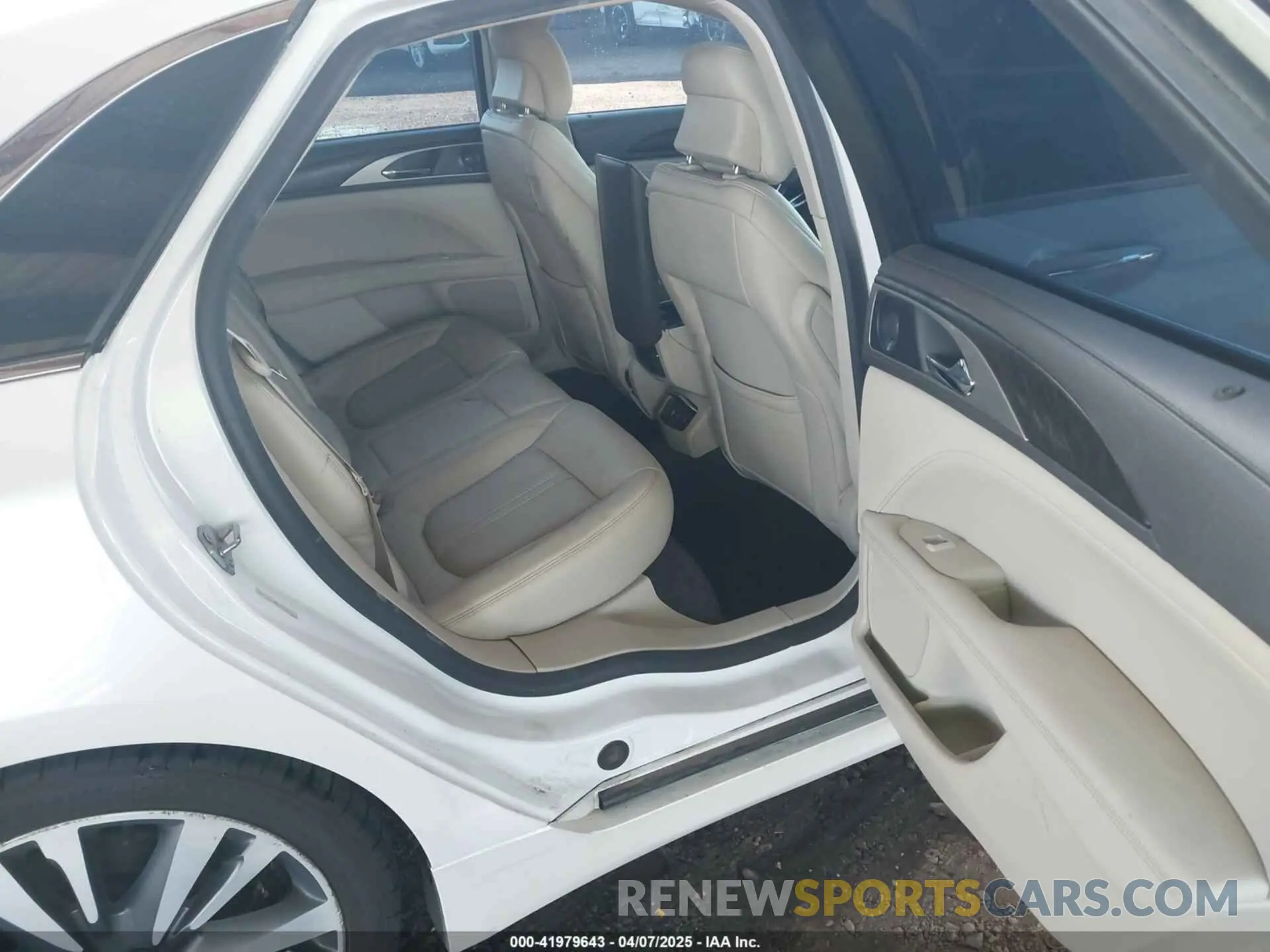 8 Photograph of a damaged car 3LN6L5MU8KR608469 LINCOLN MKZ HYBRID 2019