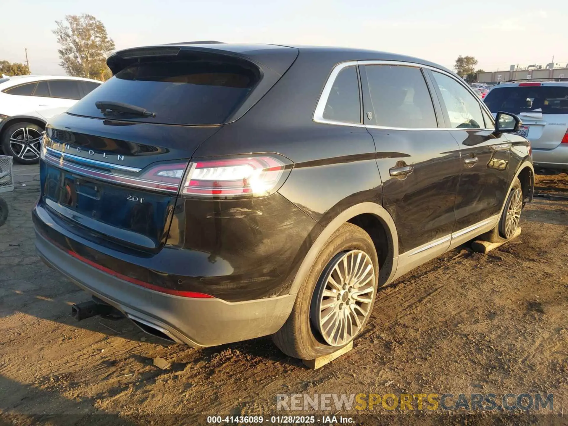 4 Photograph of a damaged car 2LMPJ6J90KBL39841 LINCOLN NAUTILUS 2019