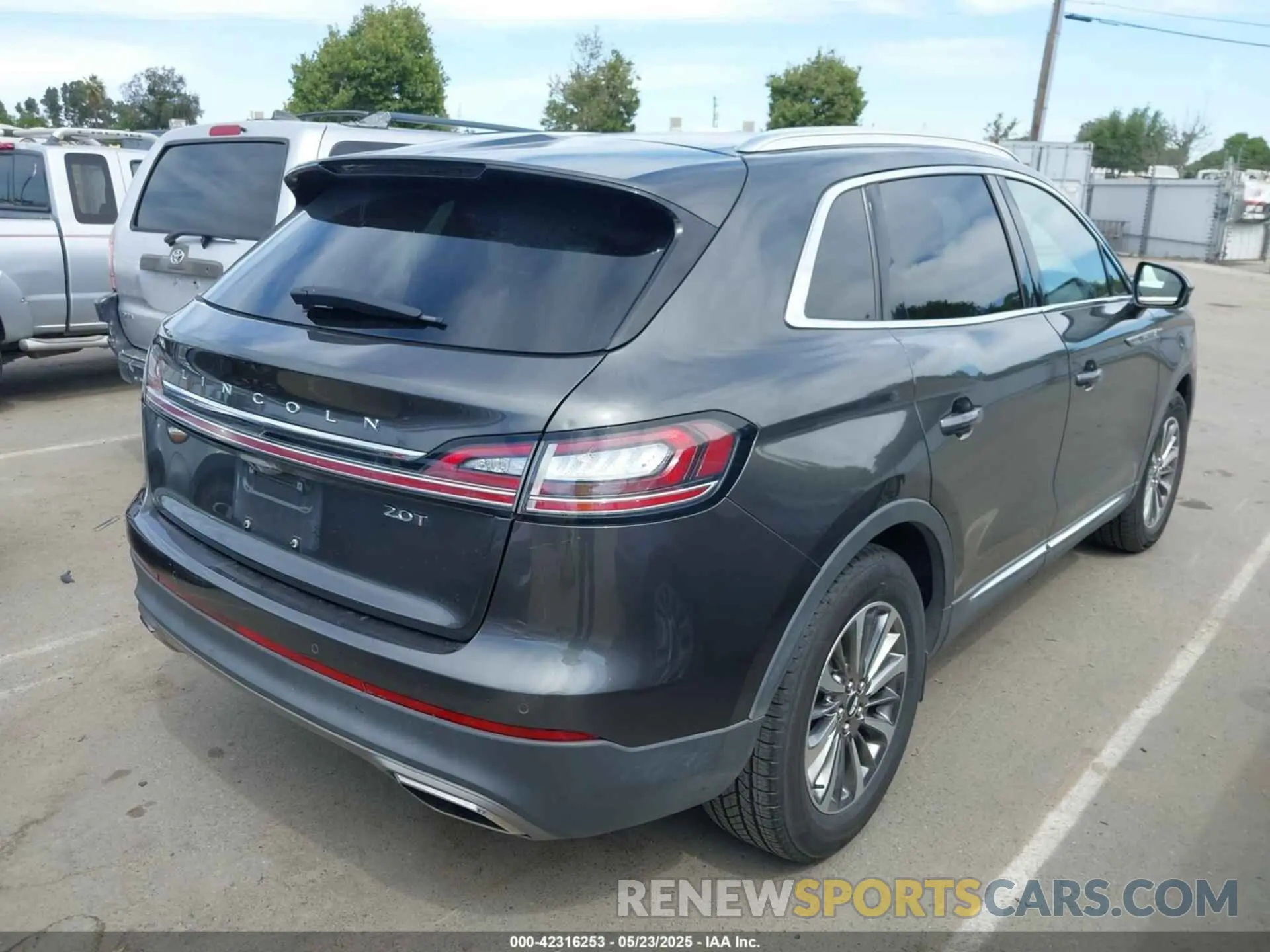 4 Photograph of a damaged car 2LMPJ6K96KBL32682 LINCOLN NAUTILUS 2019