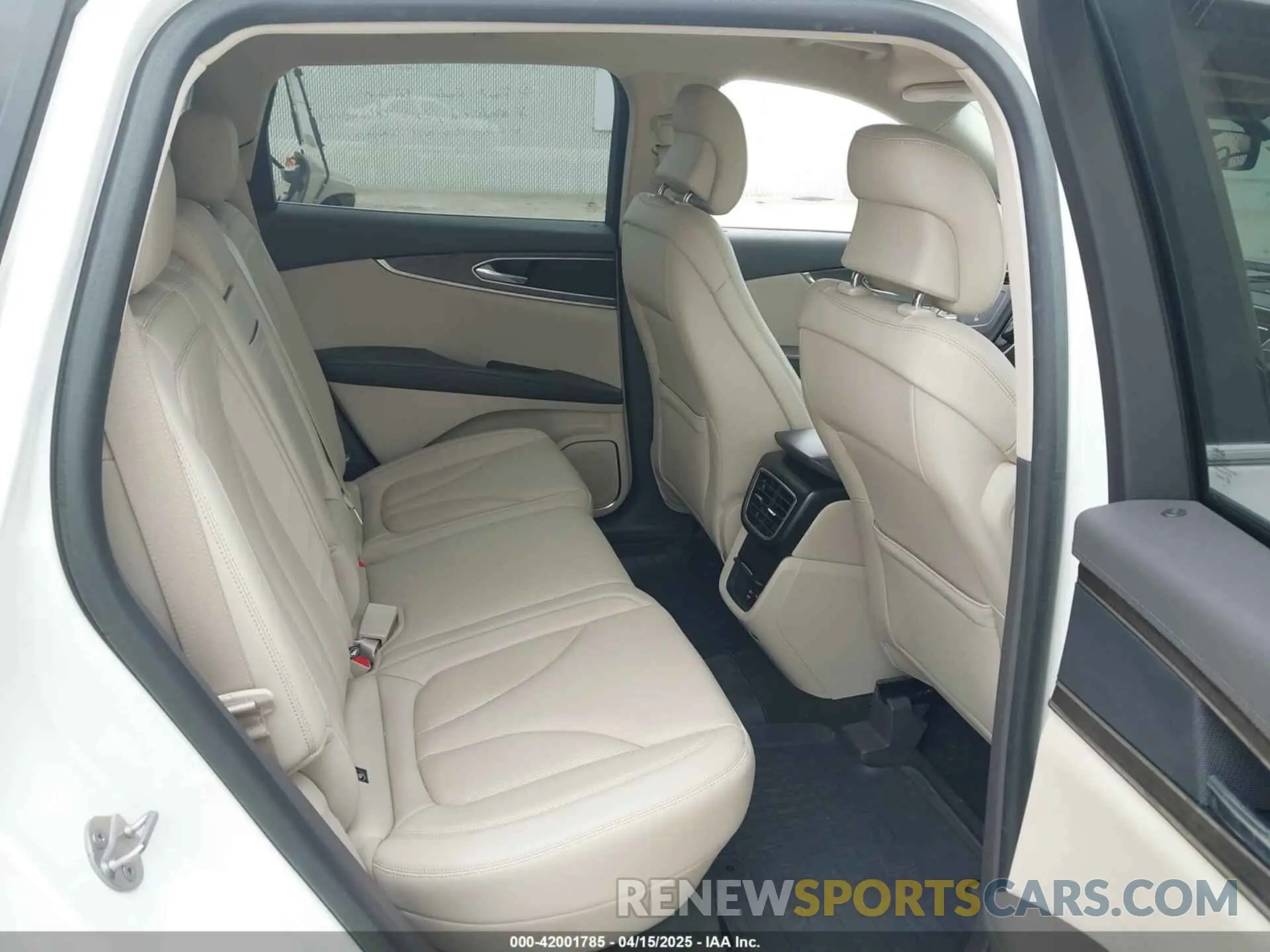 8 Photograph of a damaged car 2LMPJ6K96KBL57713 LINCOLN NAUTILUS 2019