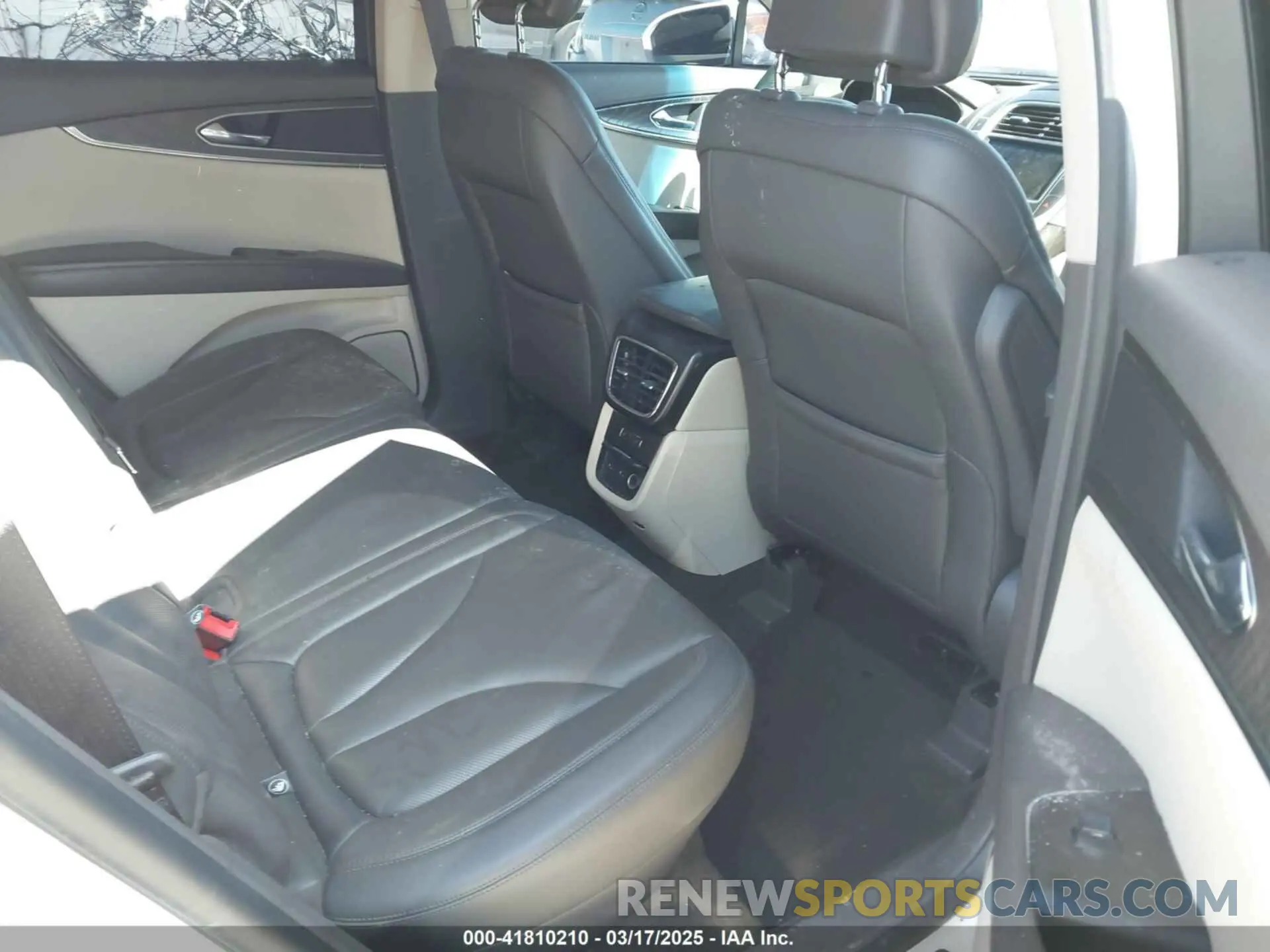 8 Photograph of a damaged car 2LMPJ6K98KBL53582 LINCOLN NAUTILUS 2019