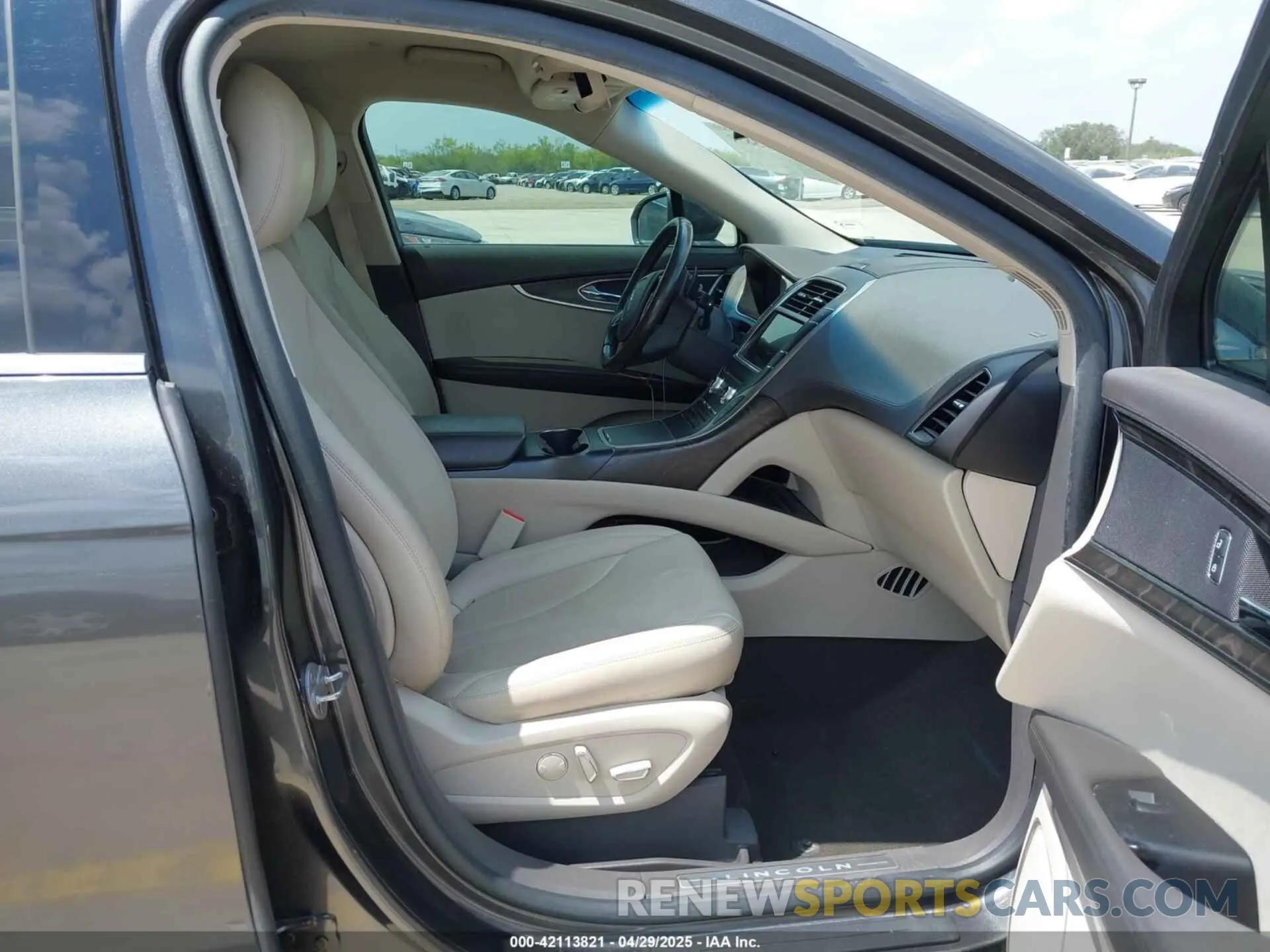 5 Photograph of a damaged car 2LMPJ6K99KBL42848 LINCOLN NAUTILUS 2019