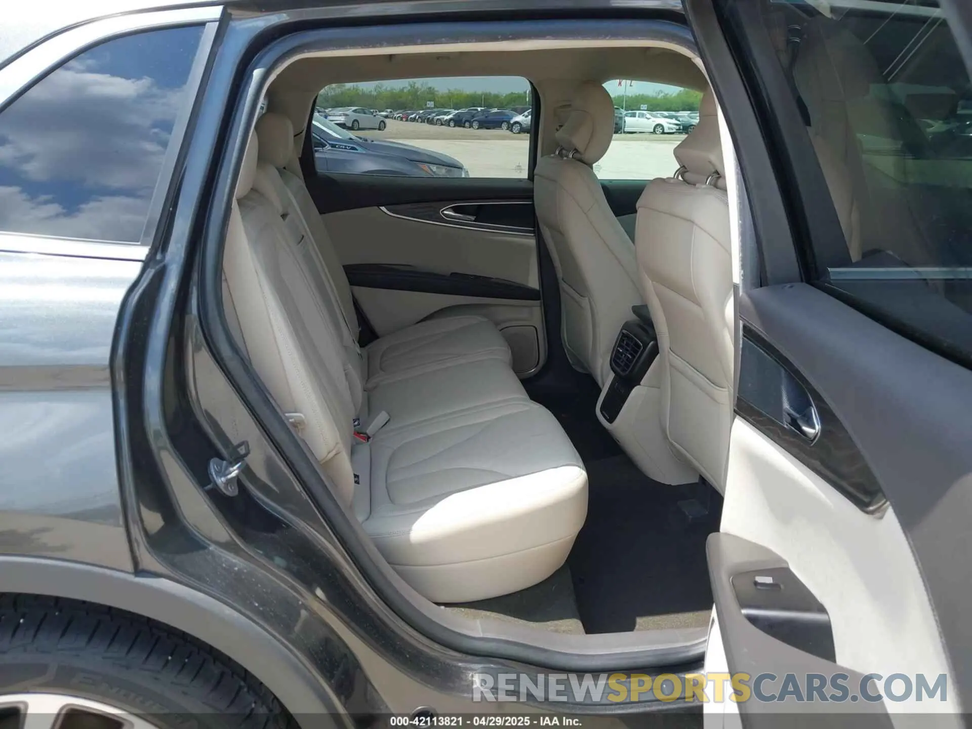 8 Photograph of a damaged car 2LMPJ6K99KBL42848 LINCOLN NAUTILUS 2019
