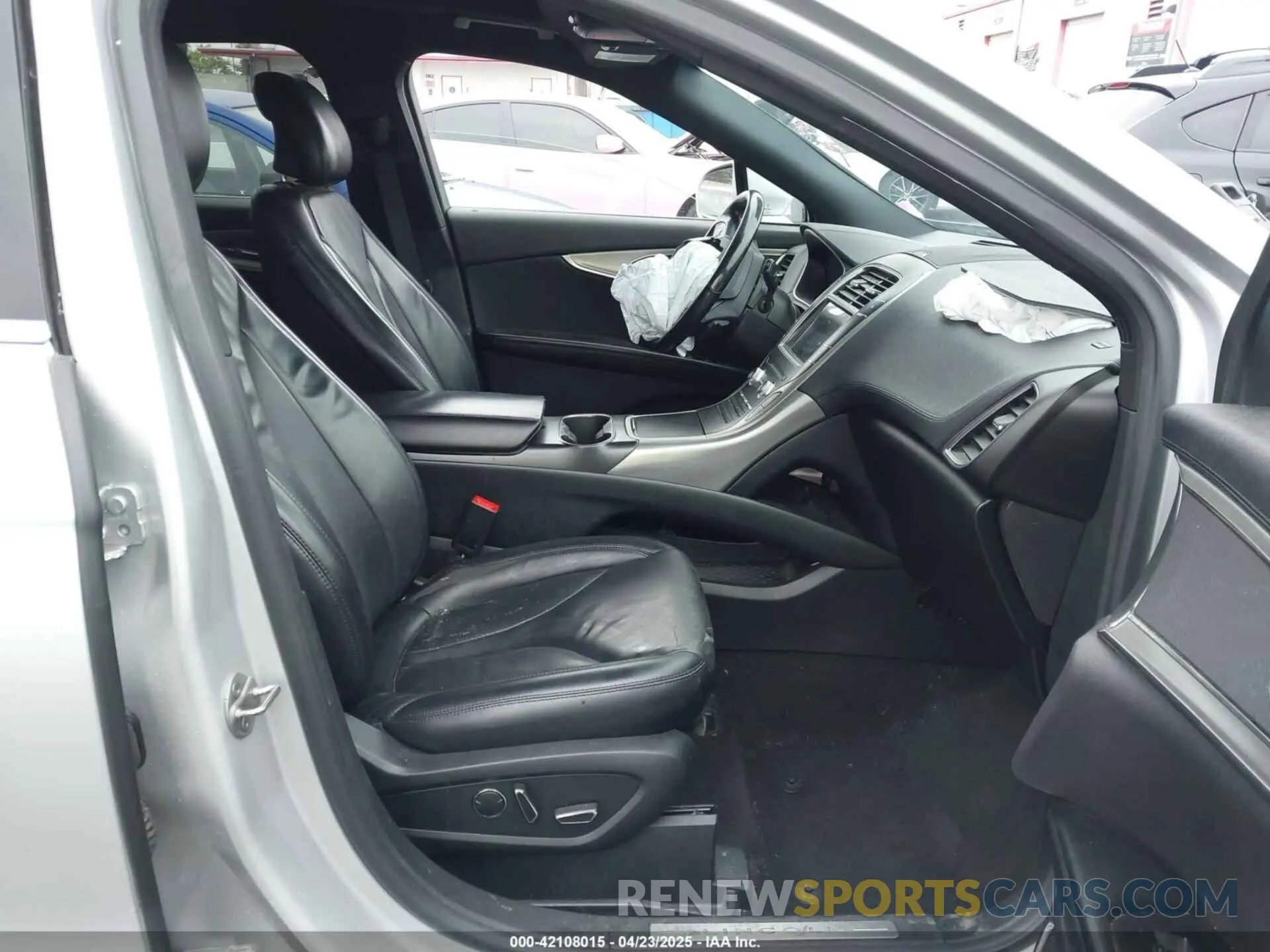 5 Photograph of a damaged car 2LMPJ6KP4KBL45865 LINCOLN NAUTILUS 2019