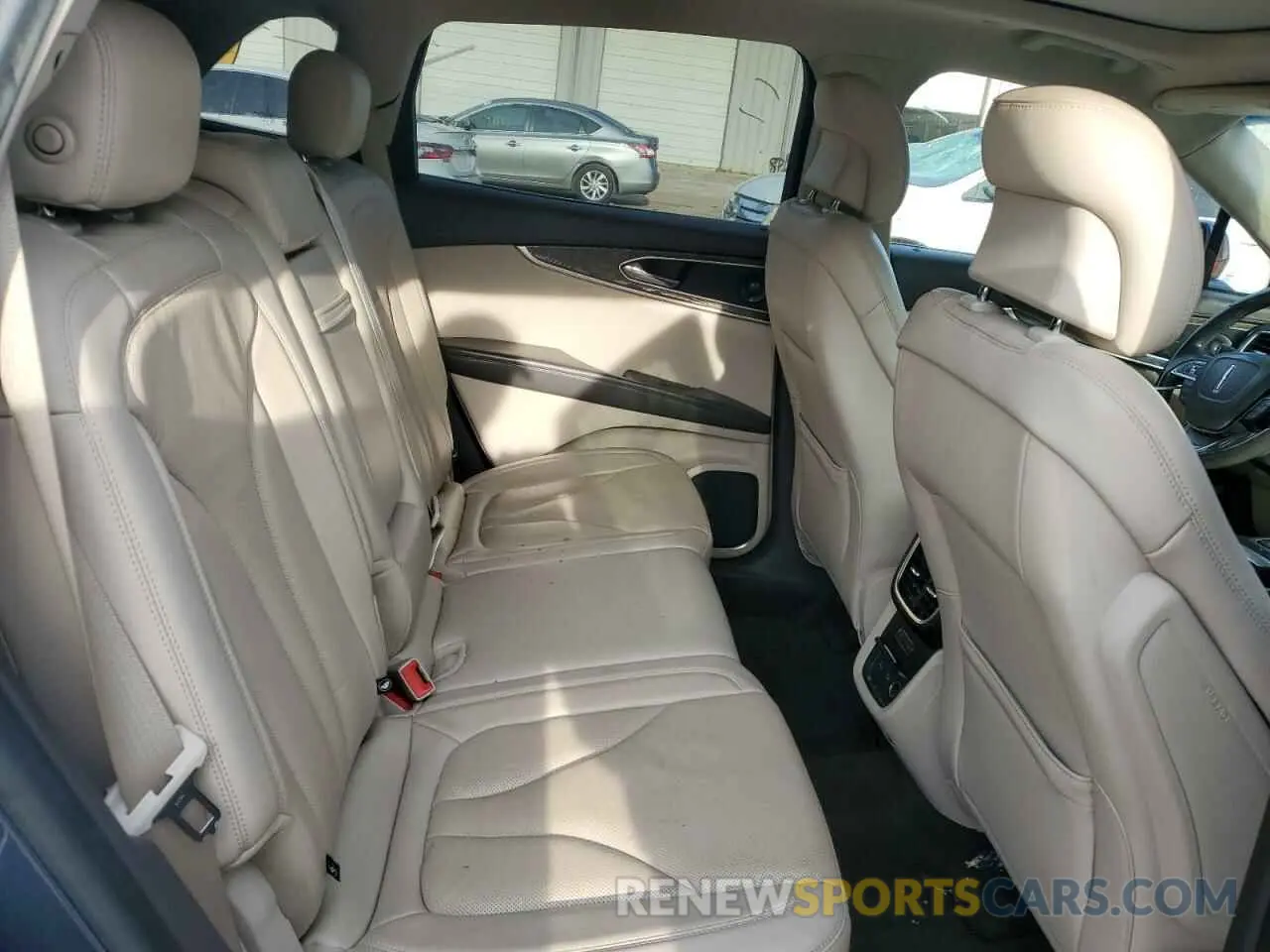 10 Photograph of a damaged car 2LMPJ6L96KBL18117 LINCOLN NAUTILUS 2019