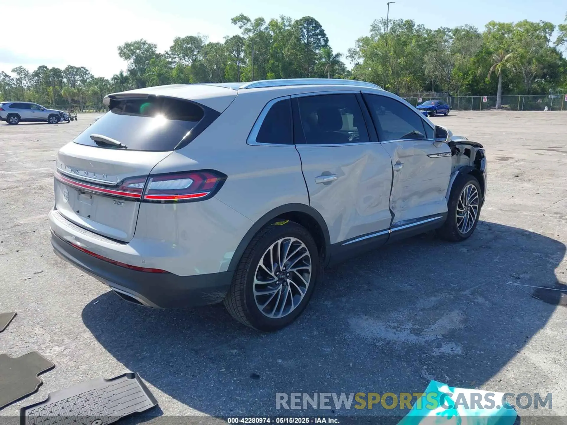 4 Photograph of a damaged car 2LMPJ6L99KBL36336 LINCOLN NAUTILUS 2019