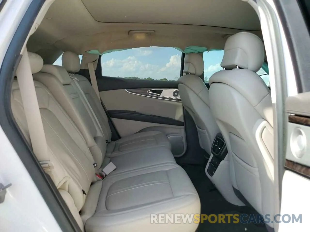 10 Photograph of a damaged car 2LMPJ6L9XKBL54084 LINCOLN NAUTILUS 2019