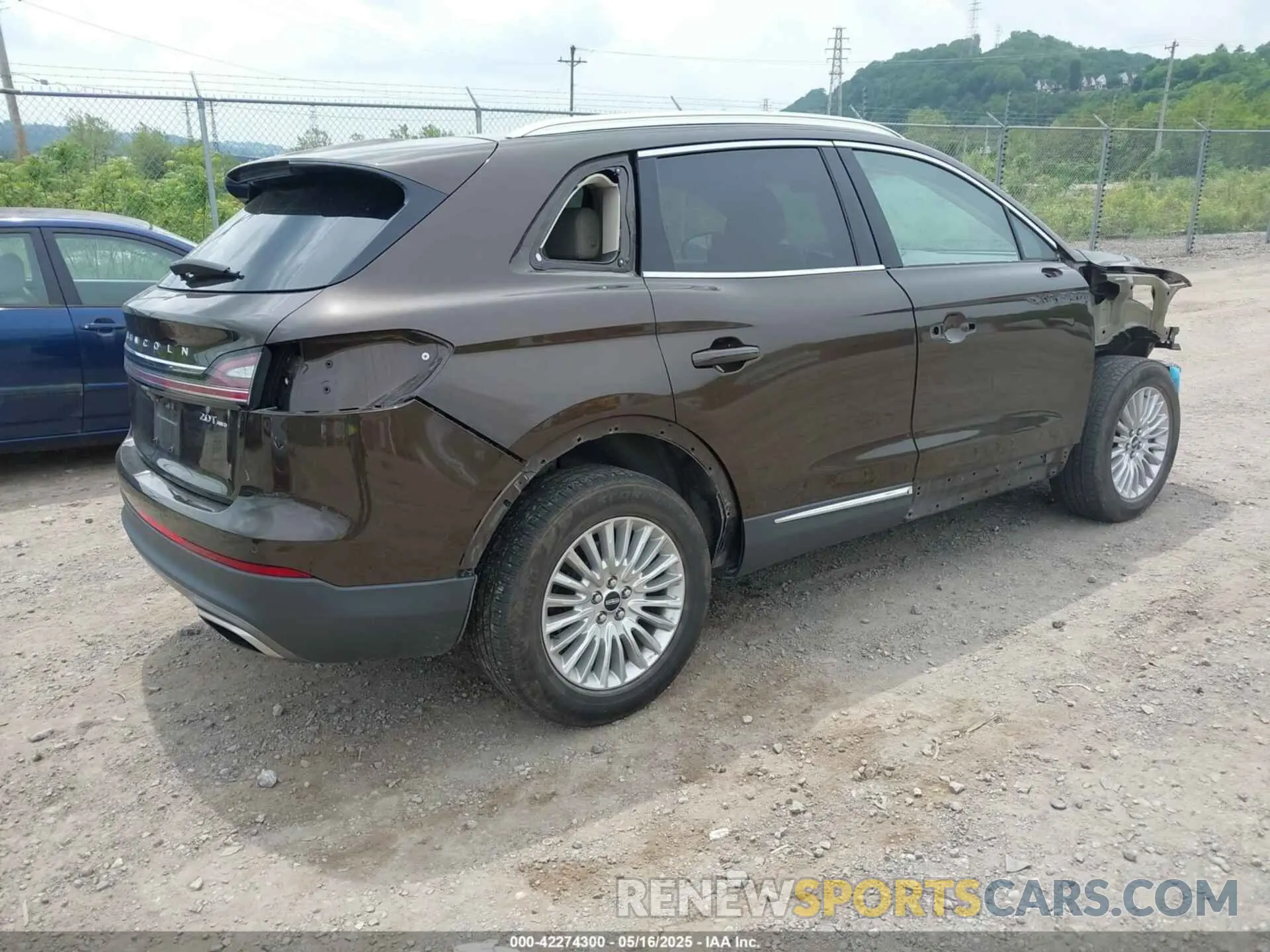 4 Photograph of a damaged car 2LMPJ8J9XKBL58148 LINCOLN NAUTILUS 2019