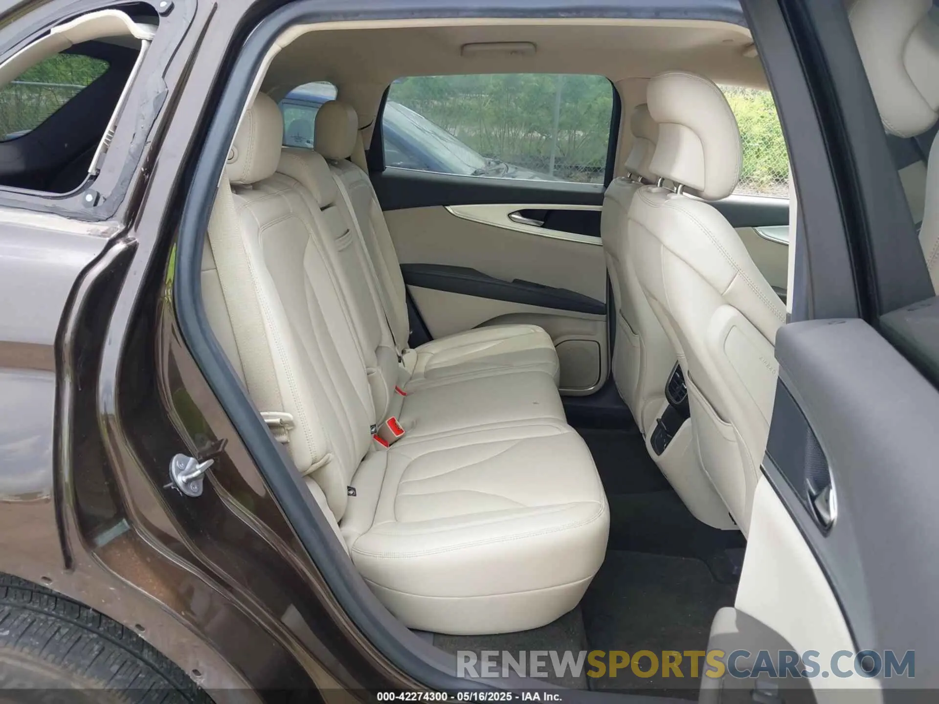 8 Photograph of a damaged car 2LMPJ8J9XKBL58148 LINCOLN NAUTILUS 2019
