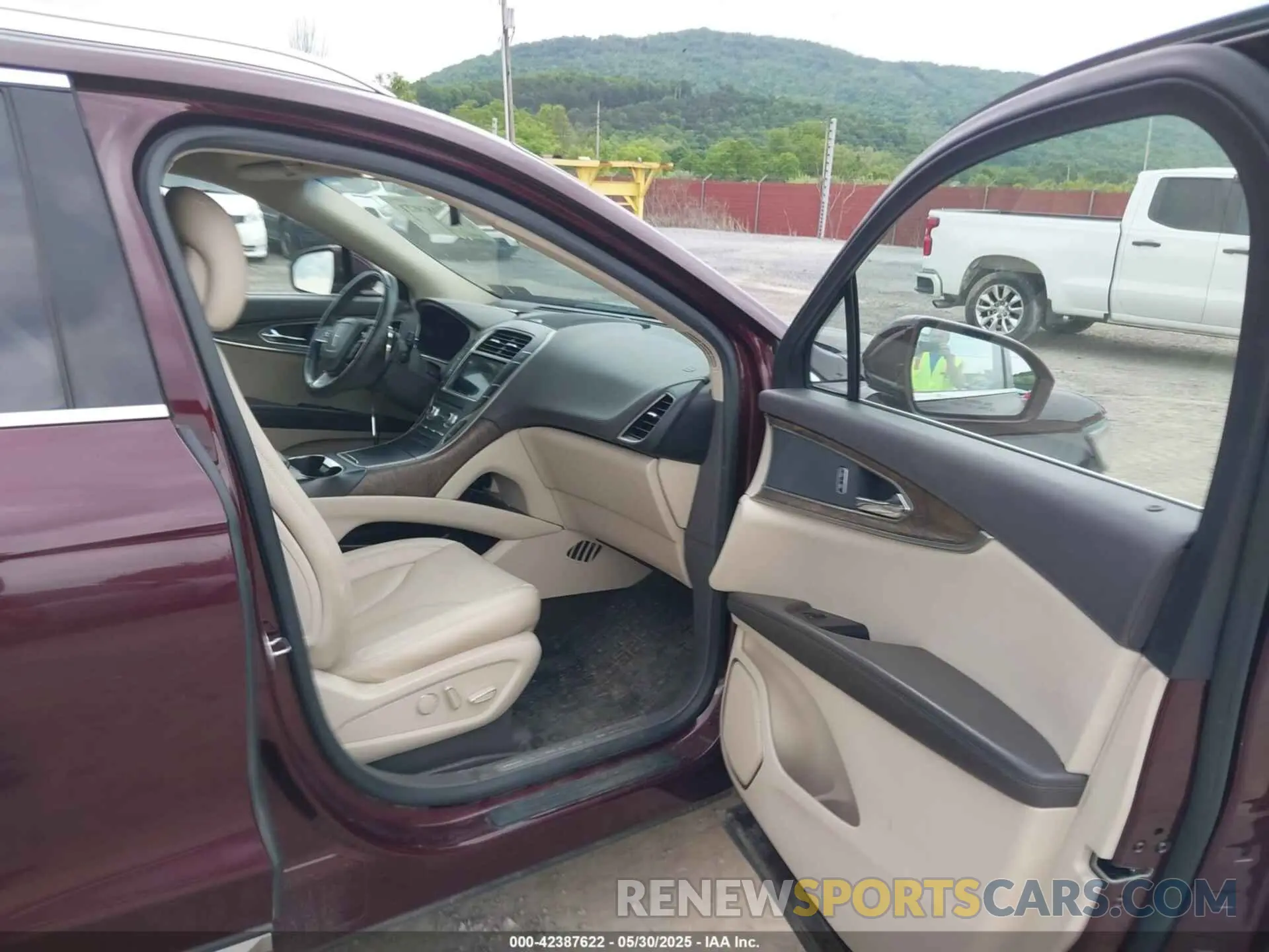 5 Photograph of a damaged car 2LMPJ8K93KBL12188 LINCOLN NAUTILUS 2019