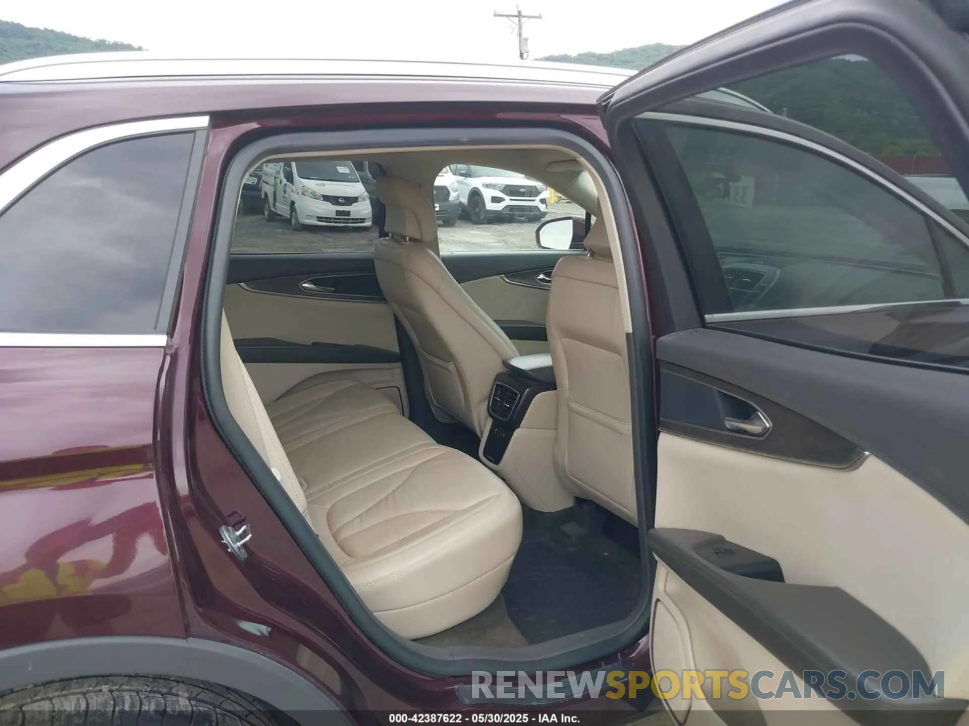 8 Photograph of a damaged car 2LMPJ8K93KBL12188 LINCOLN NAUTILUS 2019