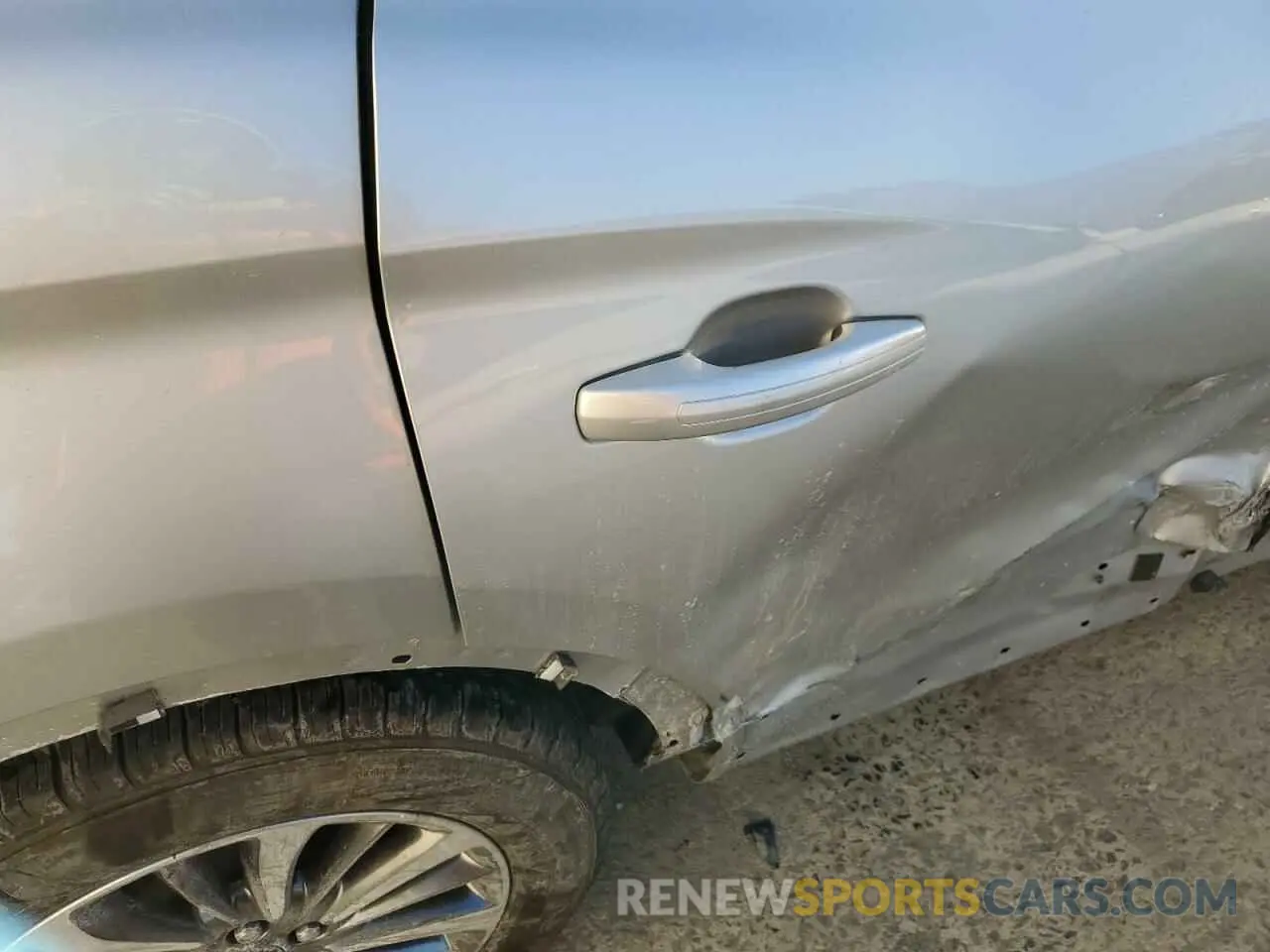 10 Photograph of a damaged car 2LMPJ8K93KBL61617 LINCOLN NAUTILUS 2019