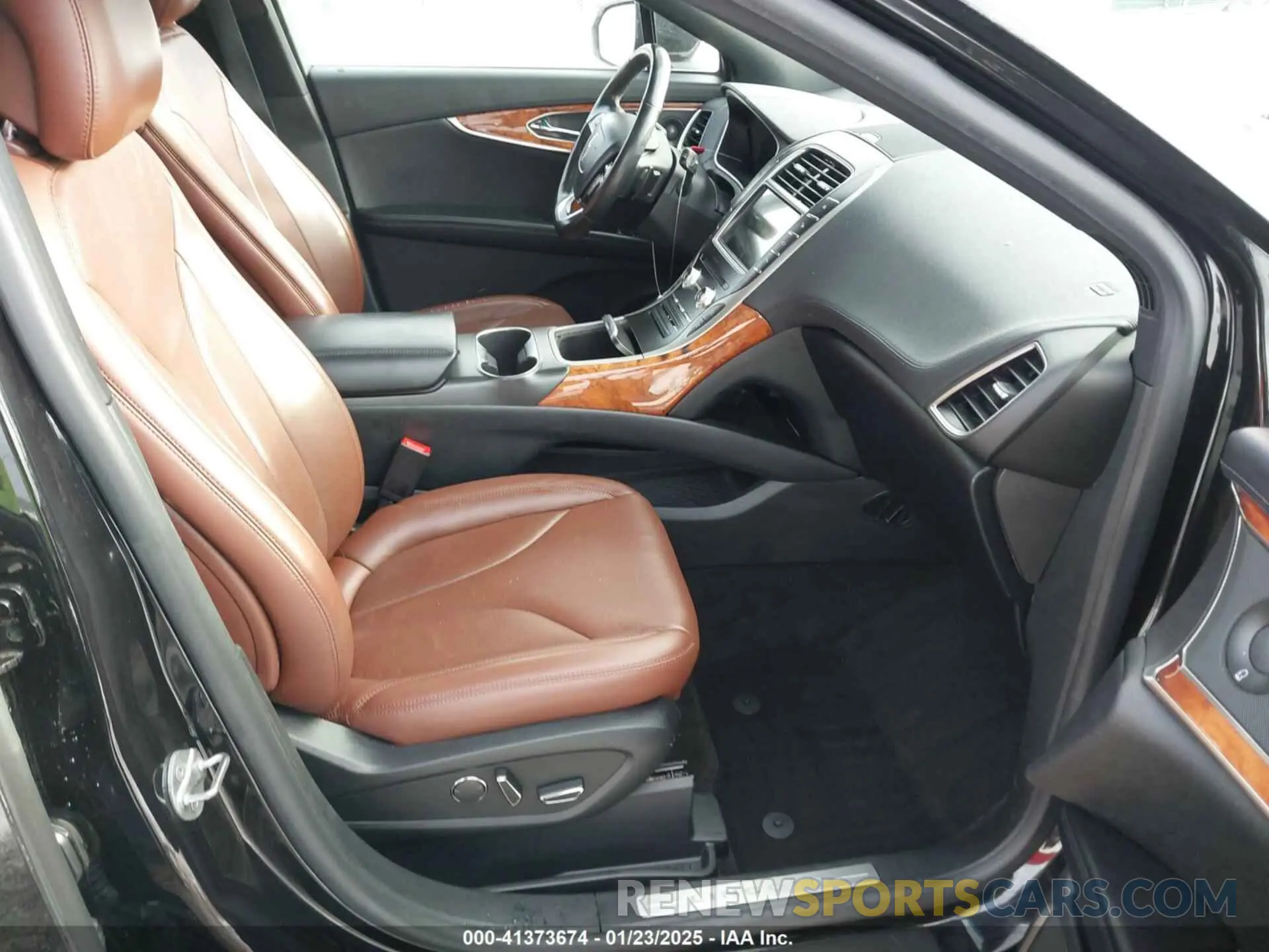 5 Photograph of a damaged car 2LMPJ8L97KBL22933 LINCOLN NAUTILUS 2019