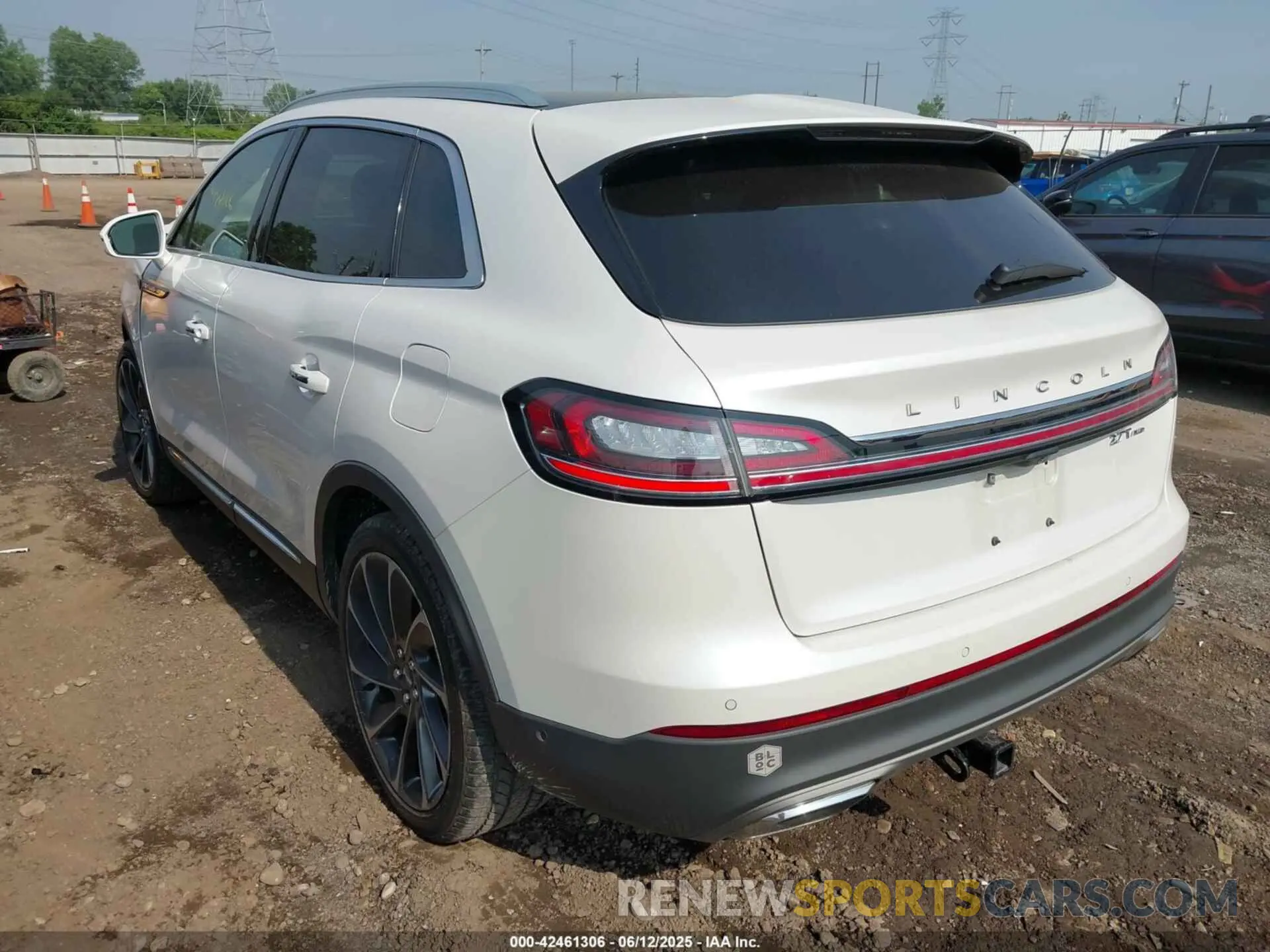 3 Photograph of a damaged car 2LMPJ8LP2KBL18626 LINCOLN NAUTILUS 2019