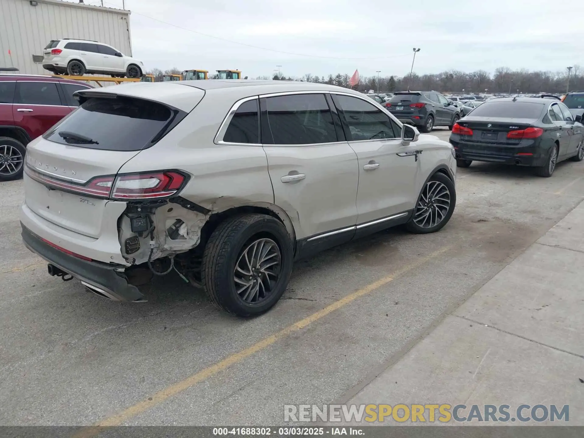 4 Photograph of a damaged car 2LMPJ8LP3KBL17646 LINCOLN NAUTILUS 2019