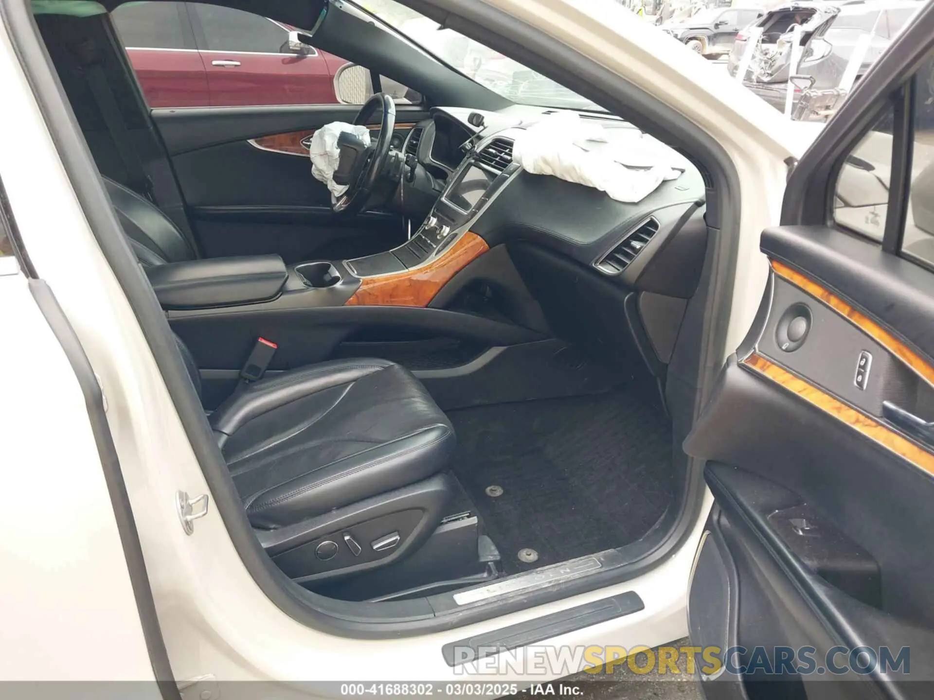 5 Photograph of a damaged car 2LMPJ8LP3KBL17646 LINCOLN NAUTILUS 2019
