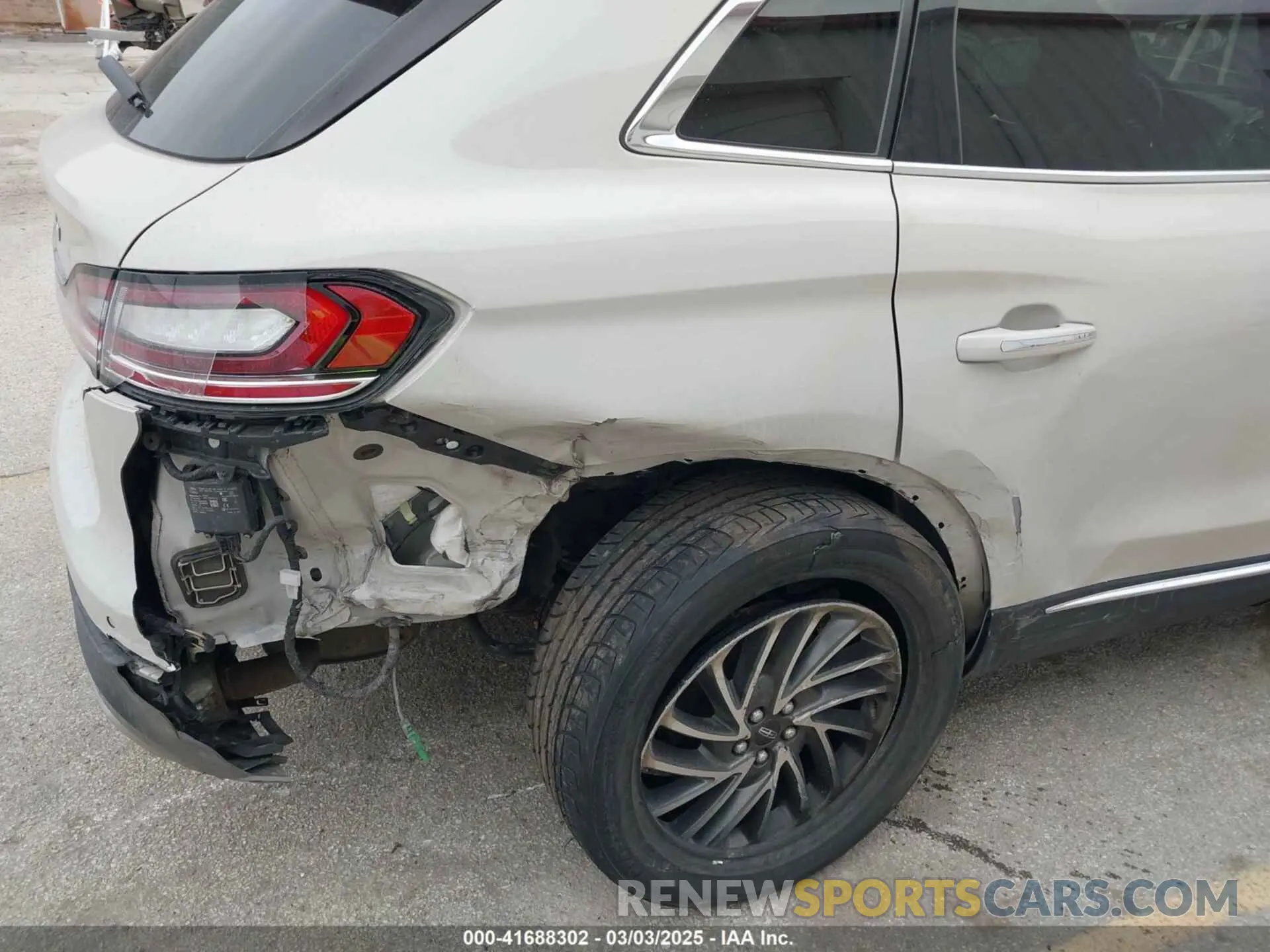 6 Photograph of a damaged car 2LMPJ8LP3KBL17646 LINCOLN NAUTILUS 2019