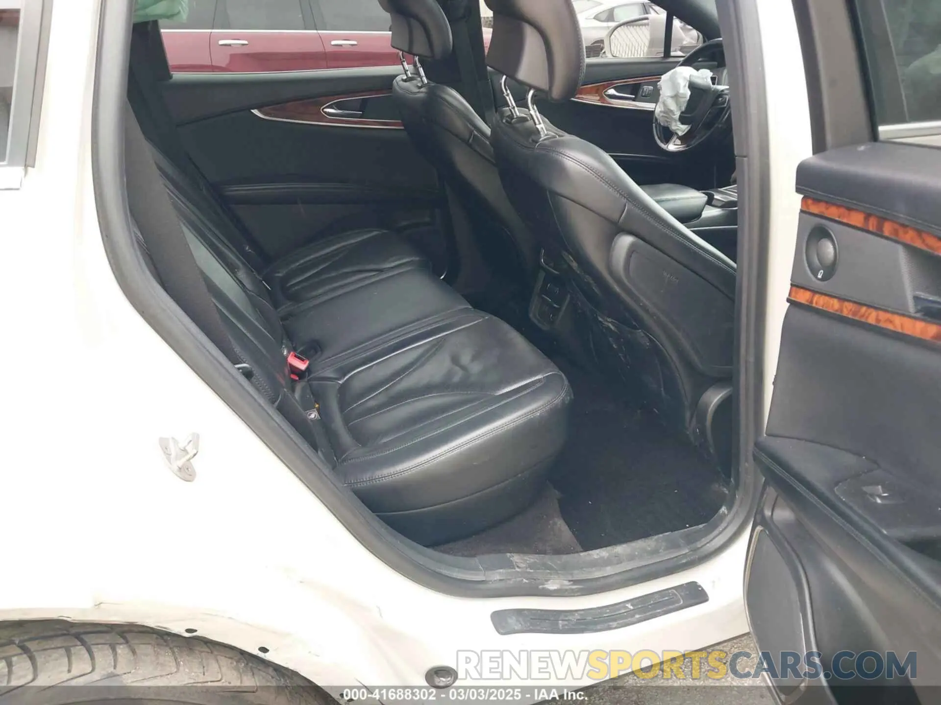 8 Photograph of a damaged car 2LMPJ8LP3KBL17646 LINCOLN NAUTILUS 2019