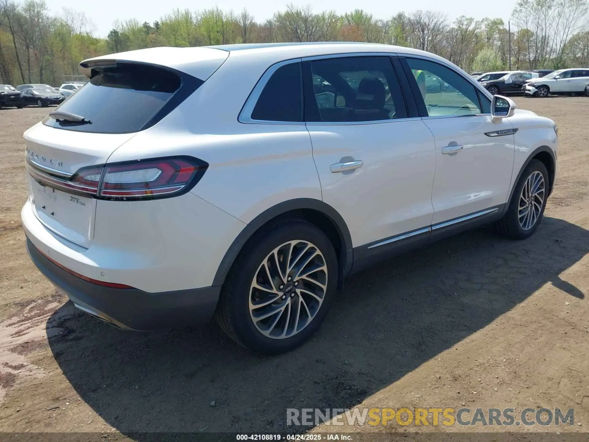 4 Photograph of a damaged car 2LMPJ8LP6KBL25157 LINCOLN NAUTILUS 2019