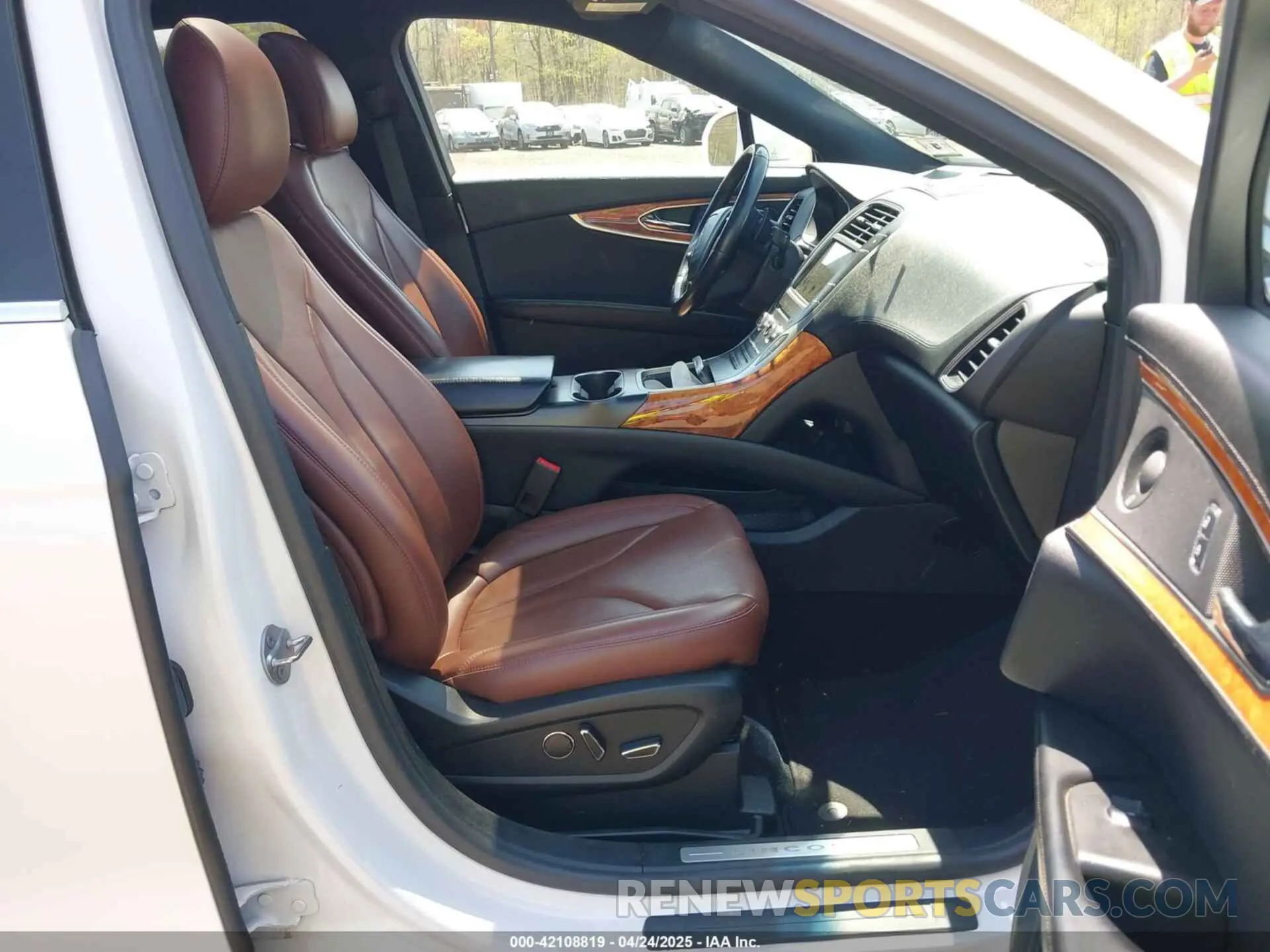 5 Photograph of a damaged car 2LMPJ8LP6KBL25157 LINCOLN NAUTILUS 2019