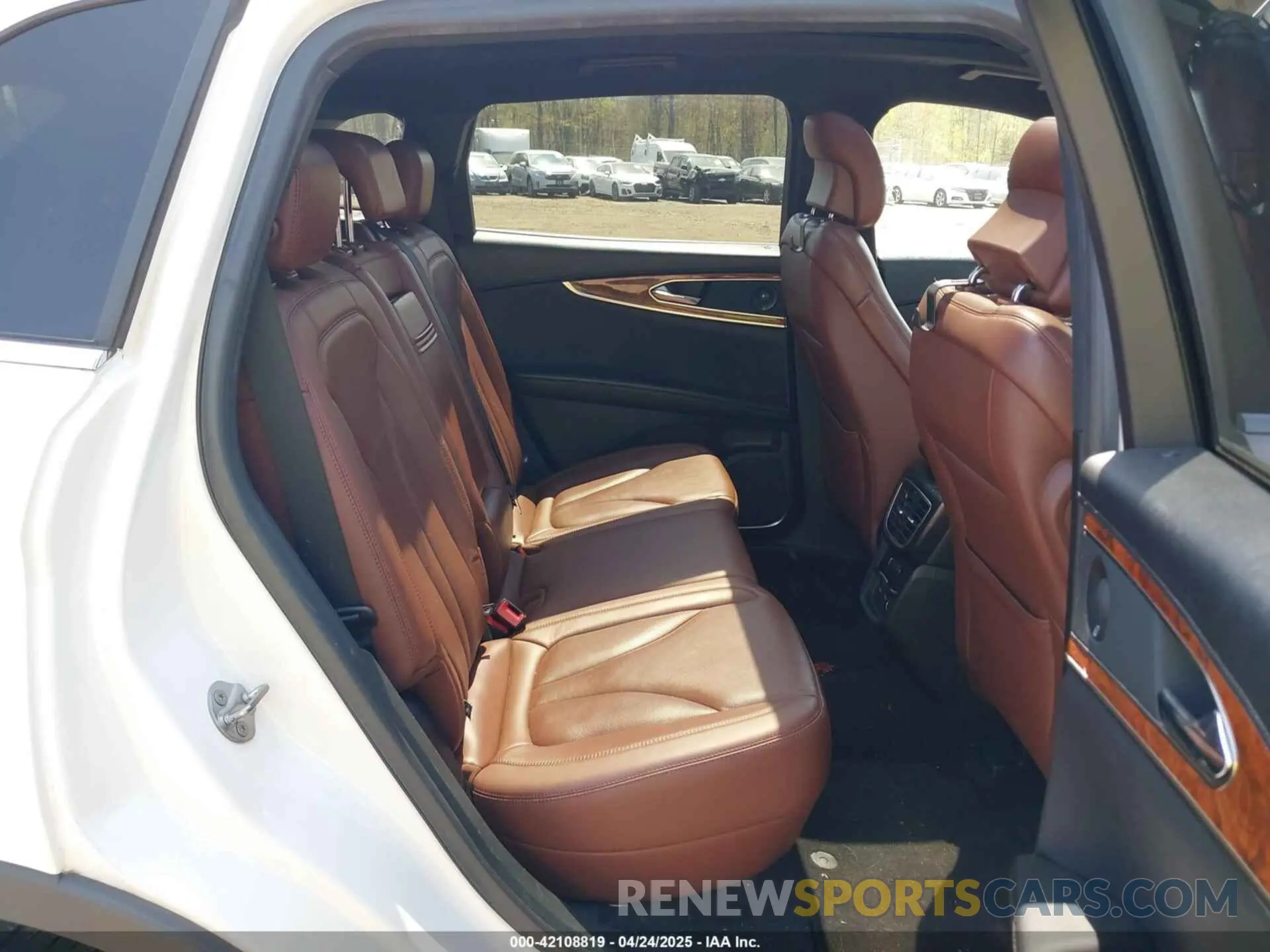 8 Photograph of a damaged car 2LMPJ8LP6KBL25157 LINCOLN NAUTILUS 2019