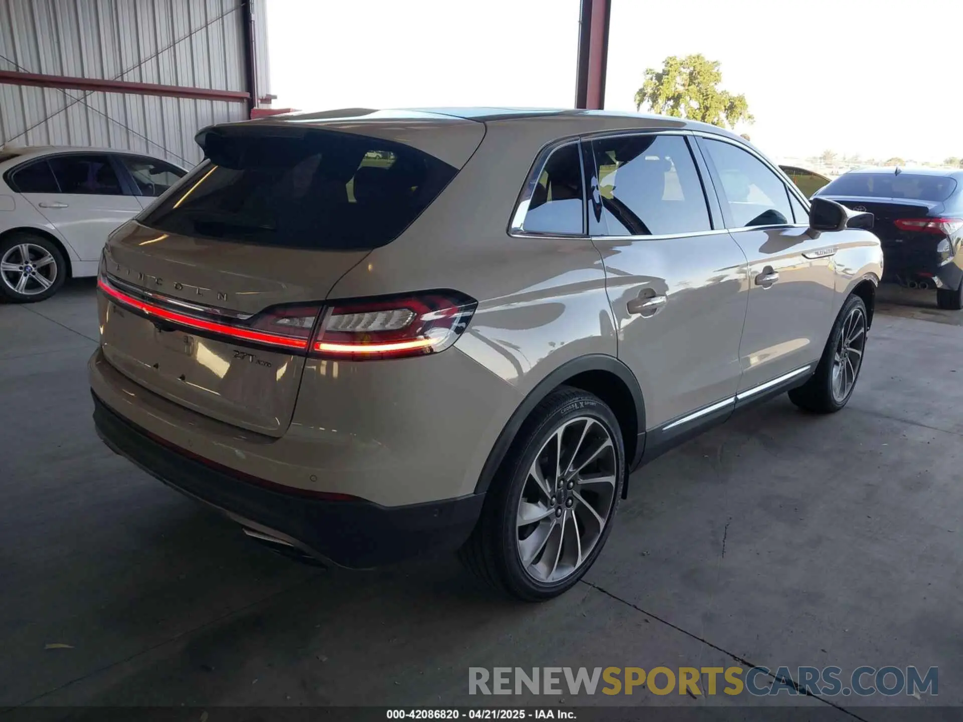 4 Photograph of a damaged car 2LMPJ8LP9KBL41756 LINCOLN NAUTILUS 2019