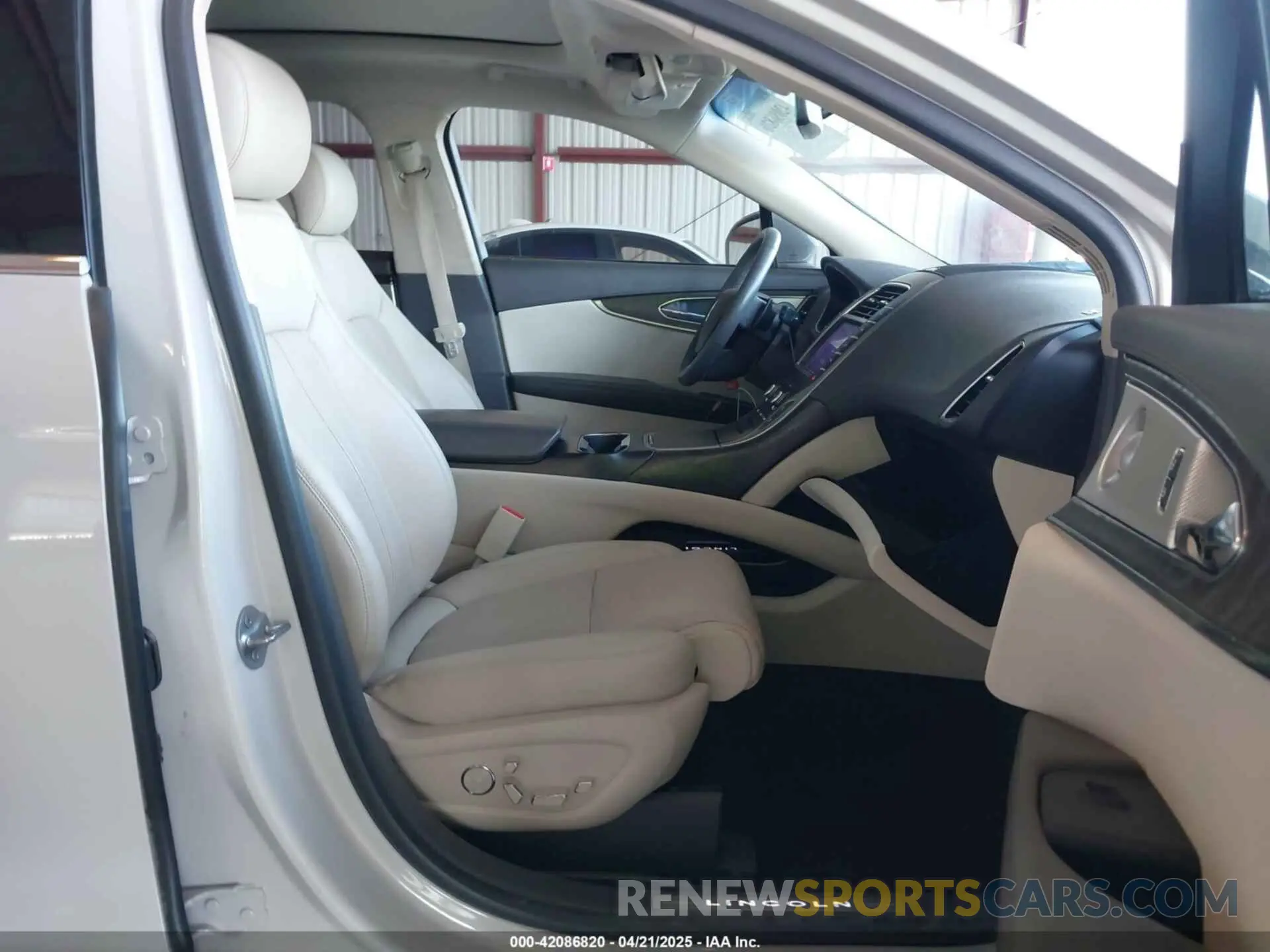 5 Photograph of a damaged car 2LMPJ8LP9KBL41756 LINCOLN NAUTILUS 2019