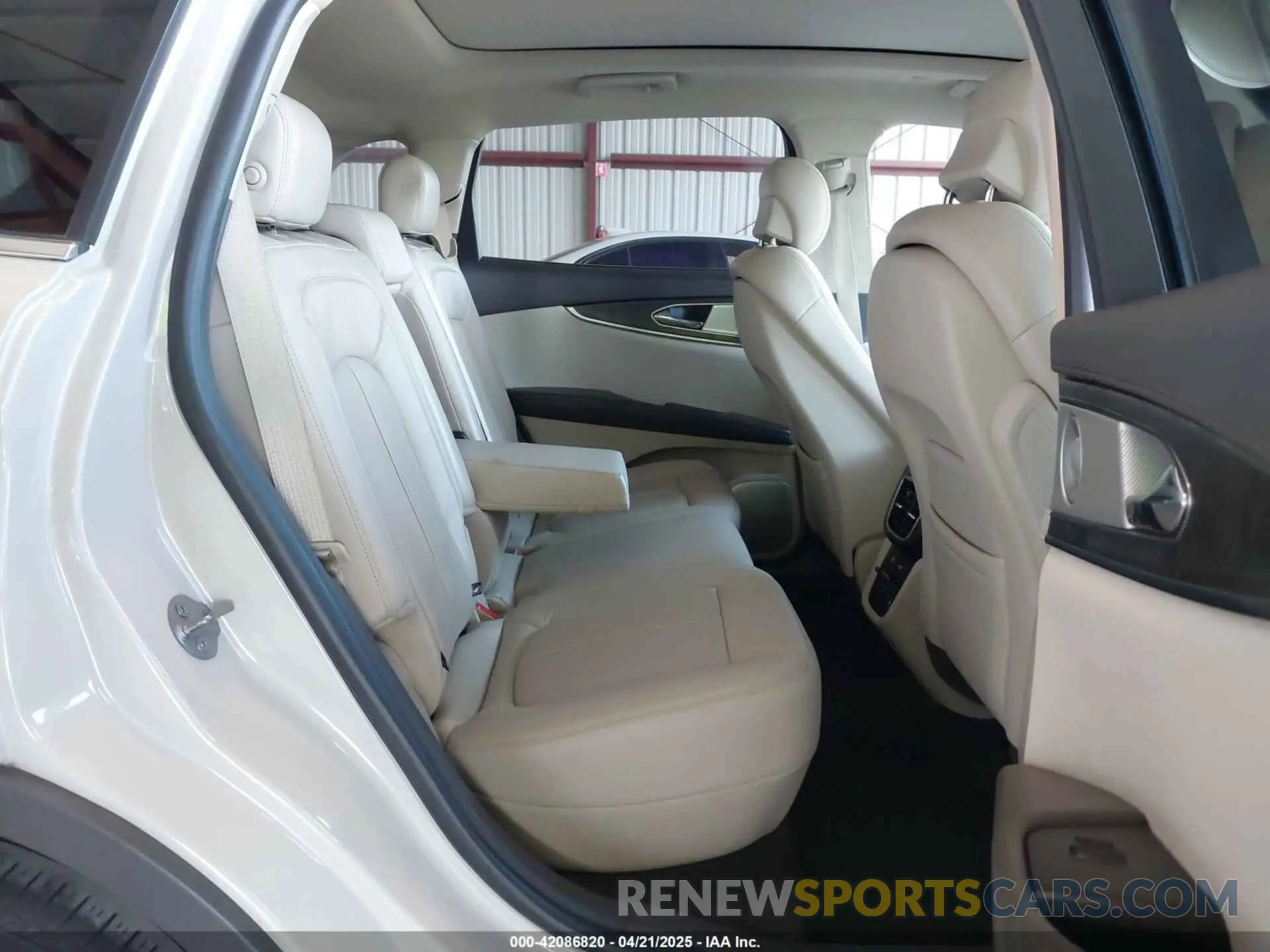 8 Photograph of a damaged car 2LMPJ8LP9KBL41756 LINCOLN NAUTILUS 2019