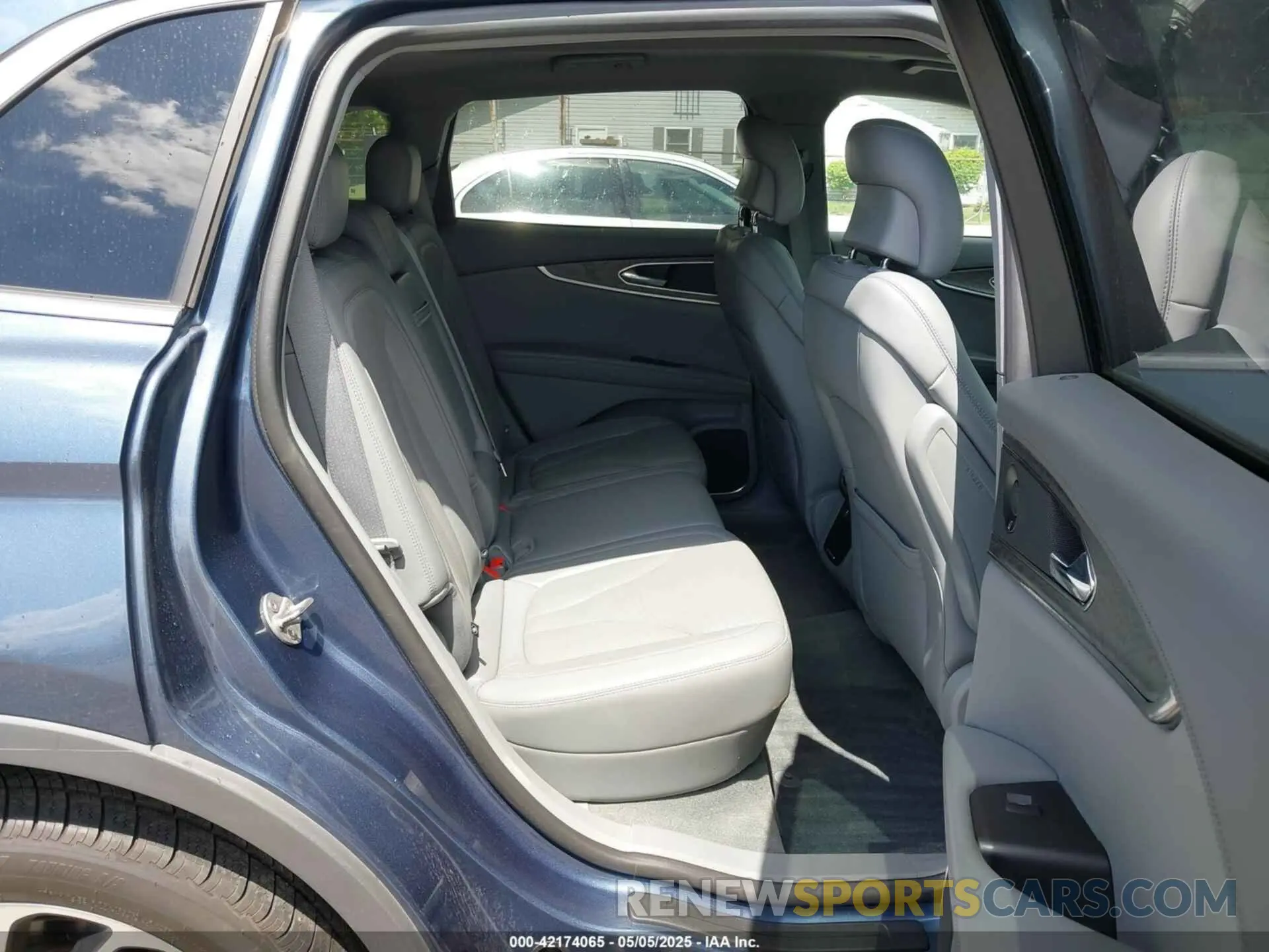 8 Photograph of a damaged car 2LMPJ8LPXKBL13447 LINCOLN NAUTILUS 2019