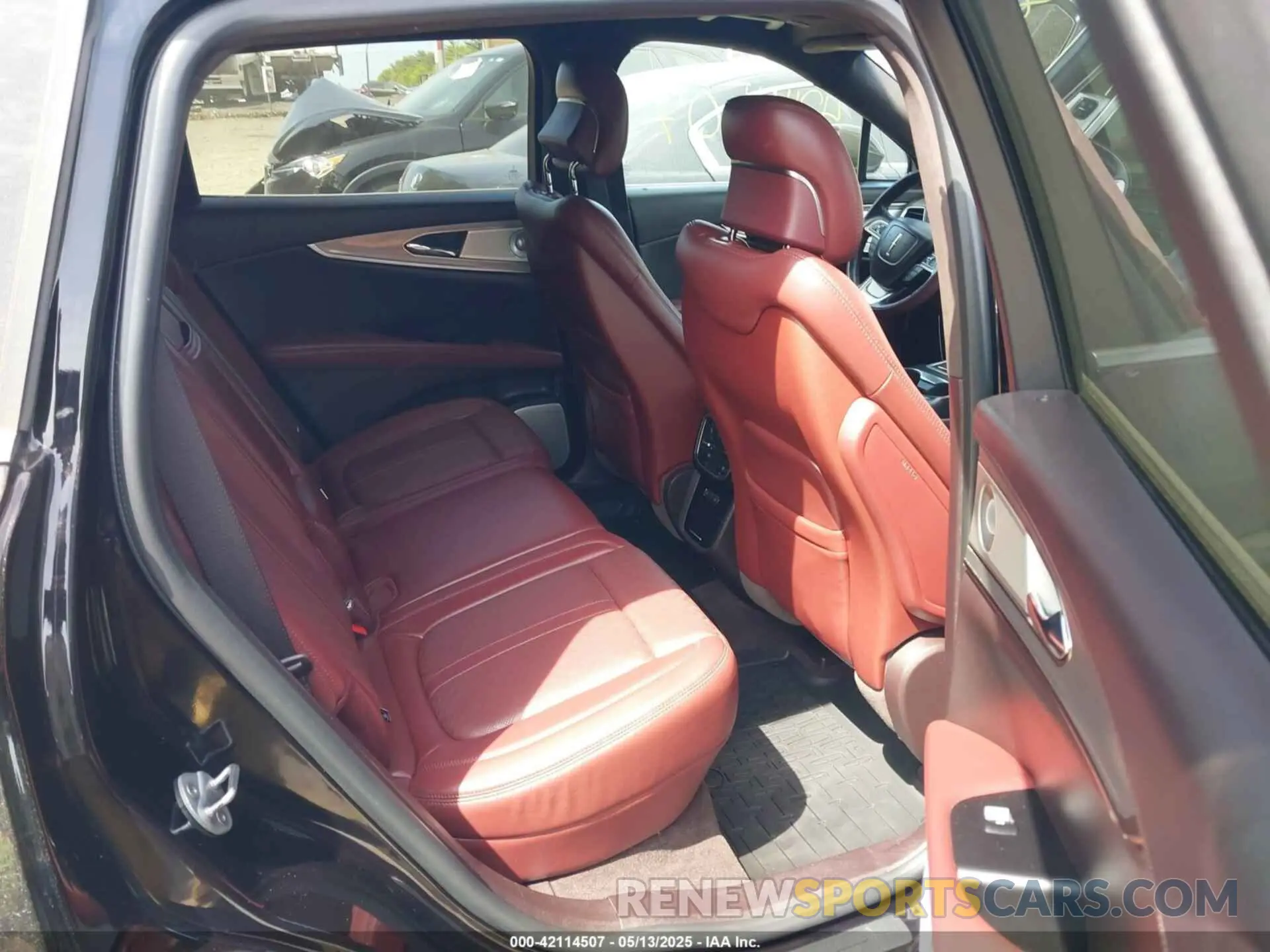 8 Photograph of a damaged car 2LMPJ9JP0KBL46286 LINCOLN NAUTILUS 2019