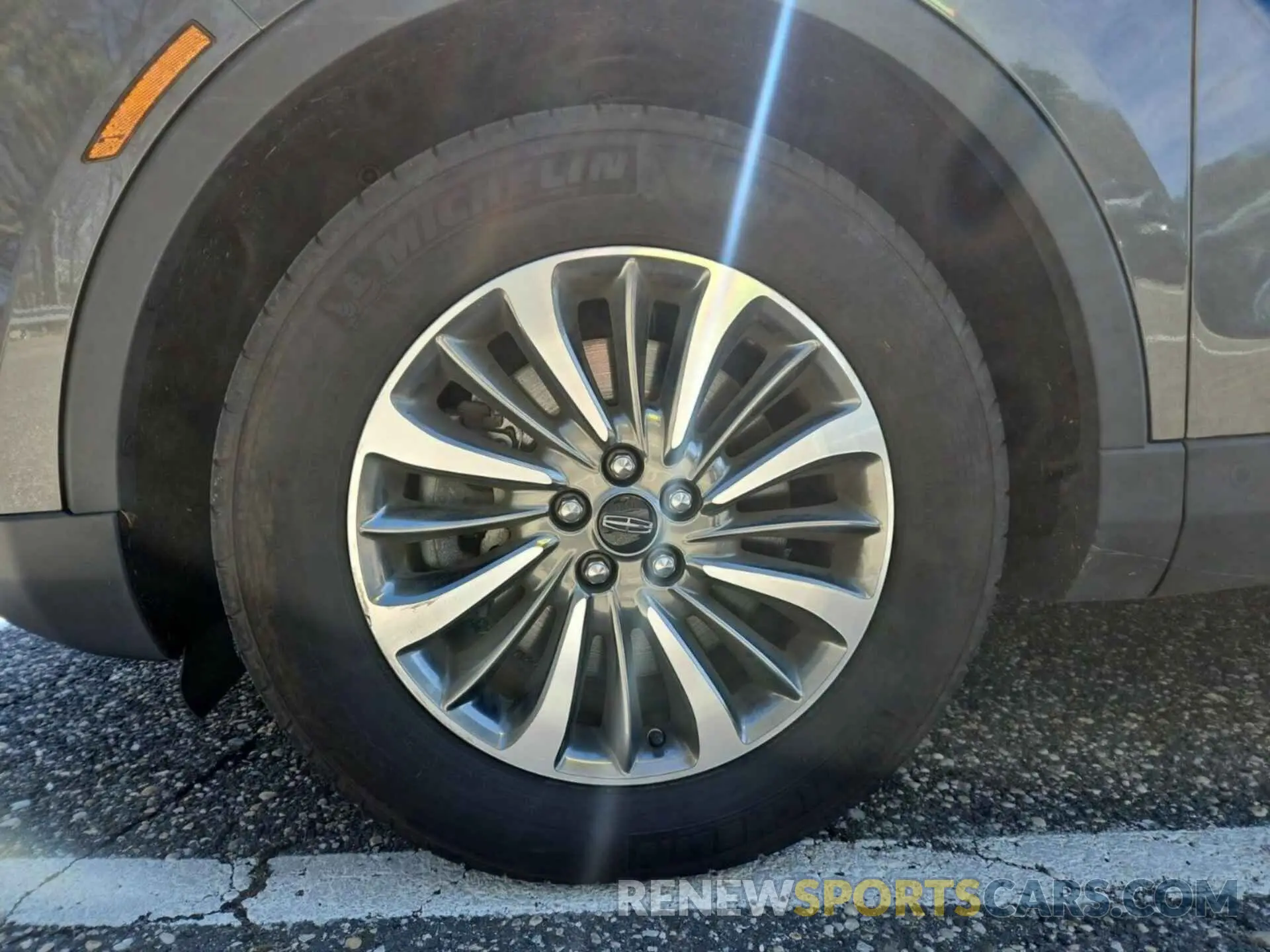 28 Photograph of a damaged car 2LMPJ6K95LBL30021 LINCOLN NAUTILUS 2020