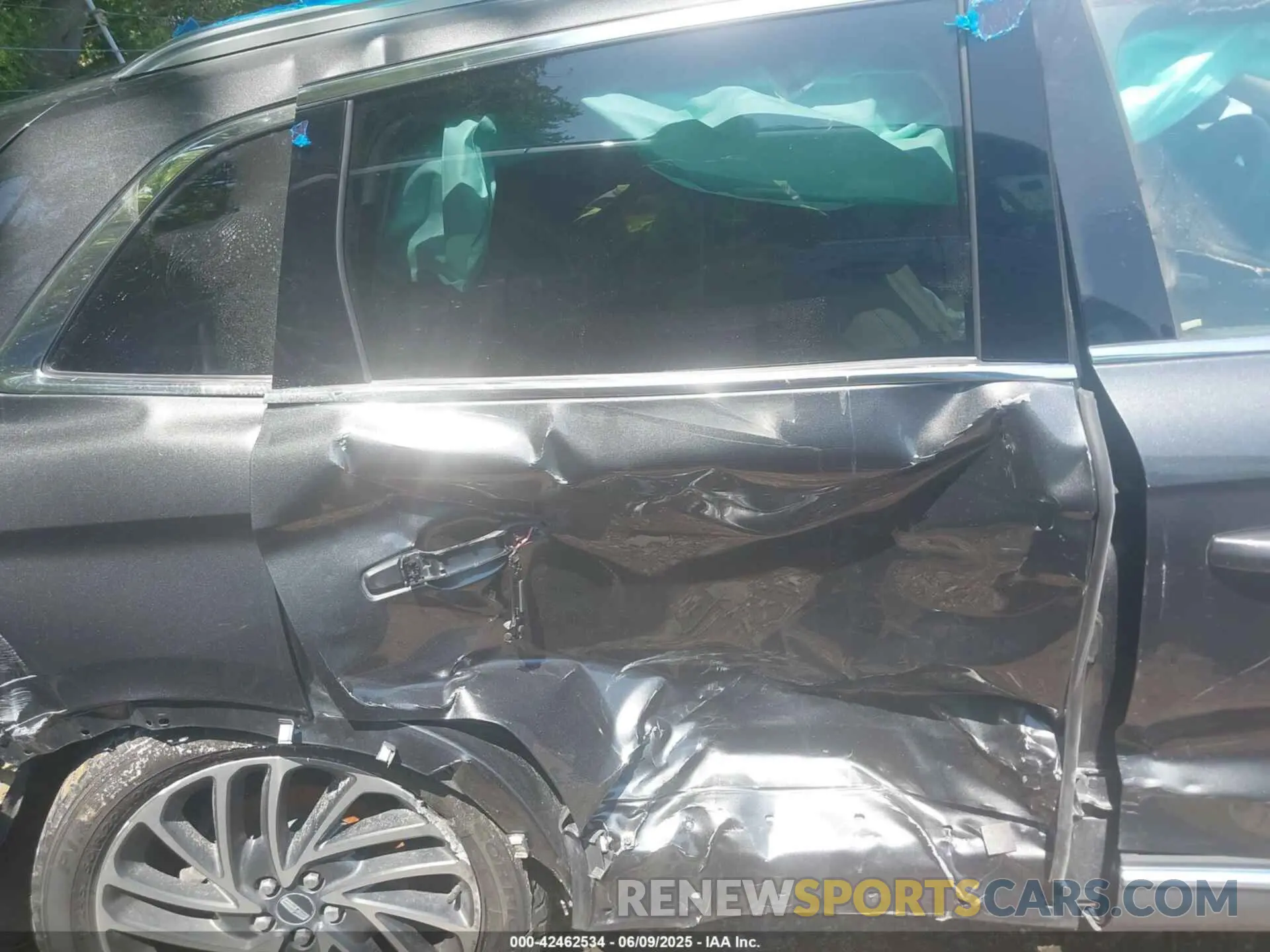 6 Photograph of a damaged car 2LMPJ6K97LBL06741 LINCOLN NAUTILUS 2020