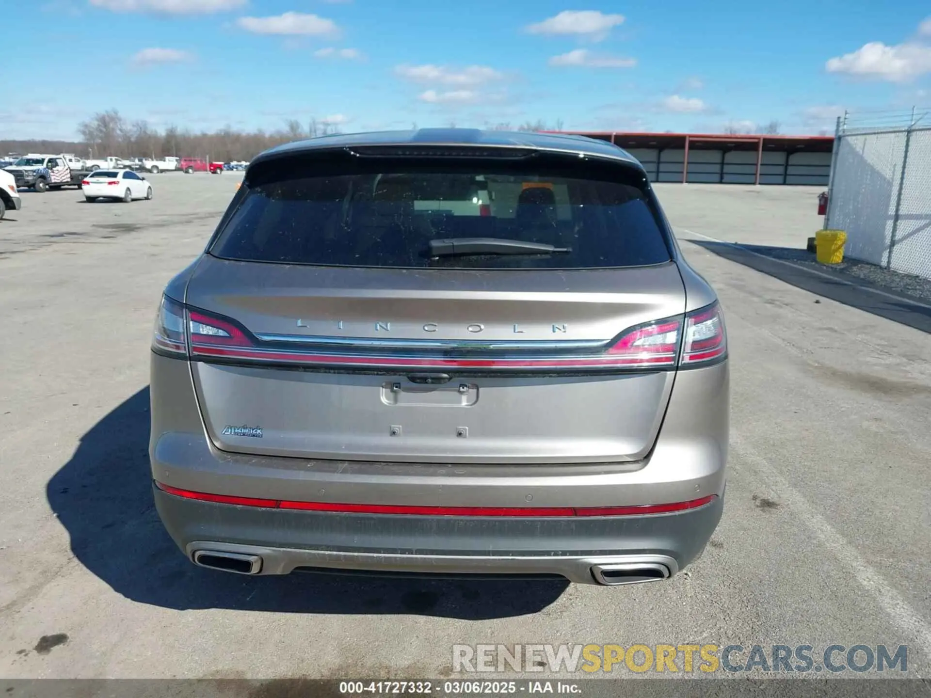 17 Photograph of a damaged car 2LMPJ6K96MBL00799 LINCOLN NAUTILUS 2021
