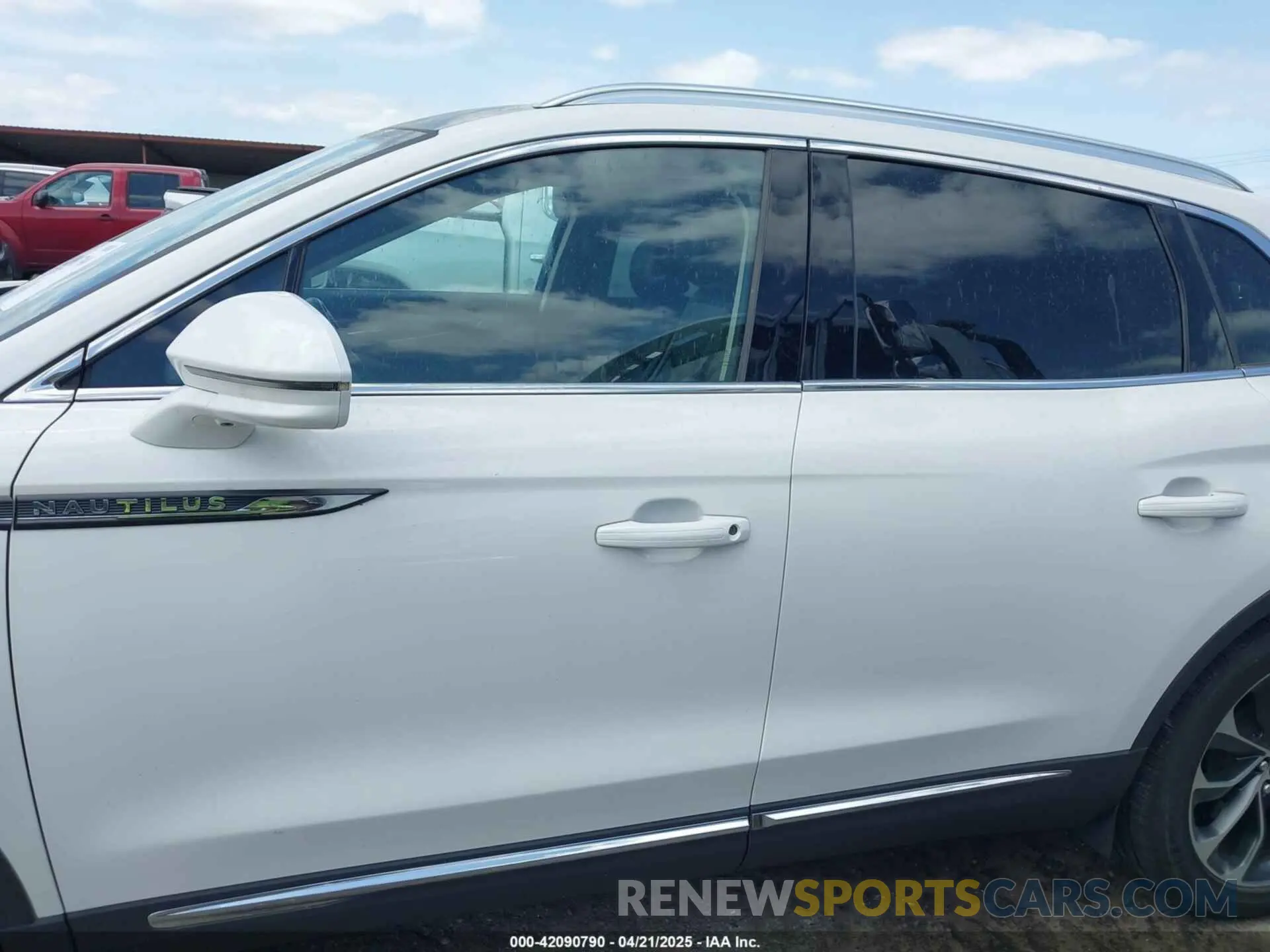 14 Photograph of a damaged car 2LMPJ8K93MBL04501 LINCOLN NAUTILUS 2021