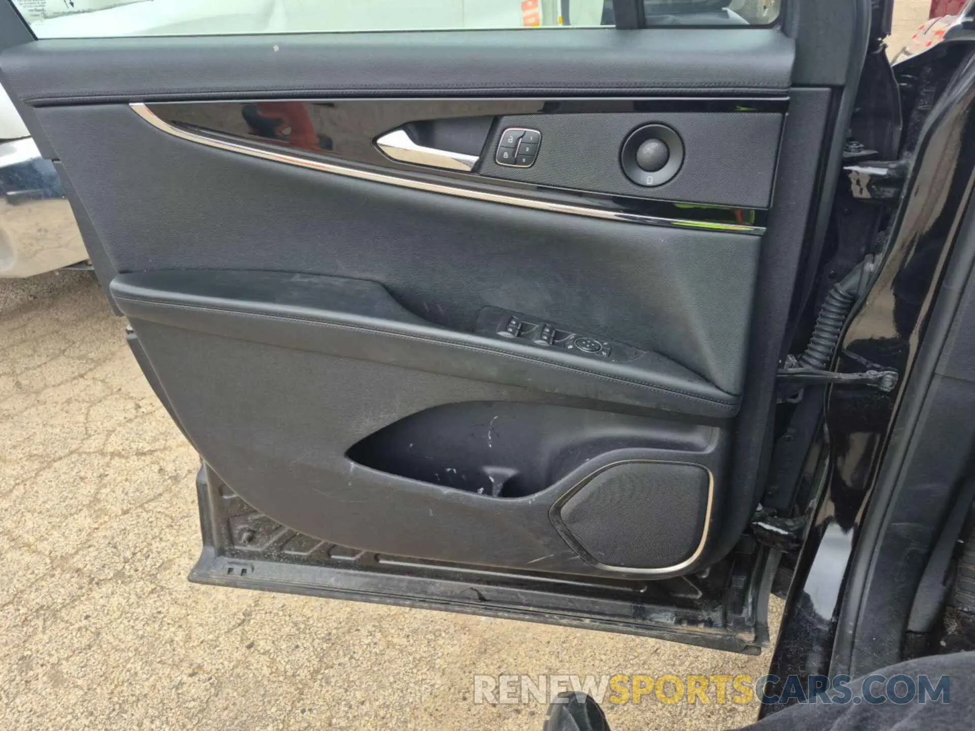 11 Photograph of a damaged car 2LMPJ8K93MBL11433 LINCOLN NAUTILUS 2021