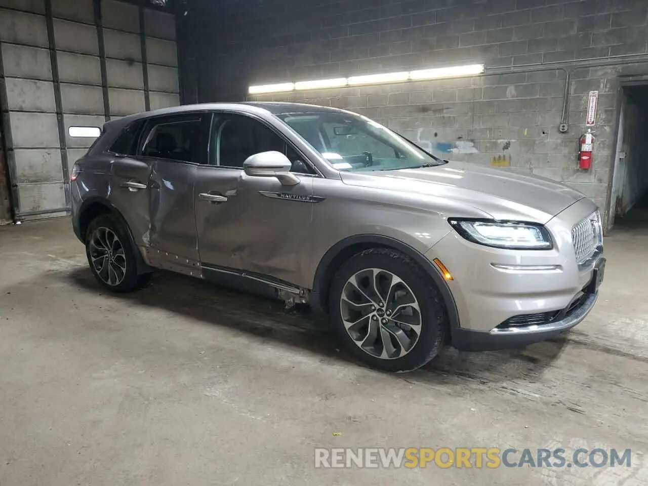 4 Photograph of a damaged car 2LMPJ8K94MBL16303 LINCOLN NAUTILUS 2021